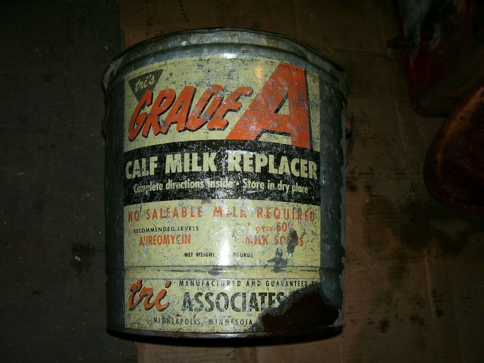 VINTAGE GRADE A MILK REPLACER TIN BUCKET – FARM HOUSE DECOR – 1950 ??