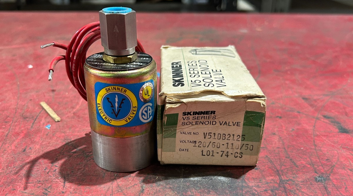 NEW IN BOX PARKER SKINNER SOLENOID VALVE 120/110V, 125PSI, 10W, V51DB2125
