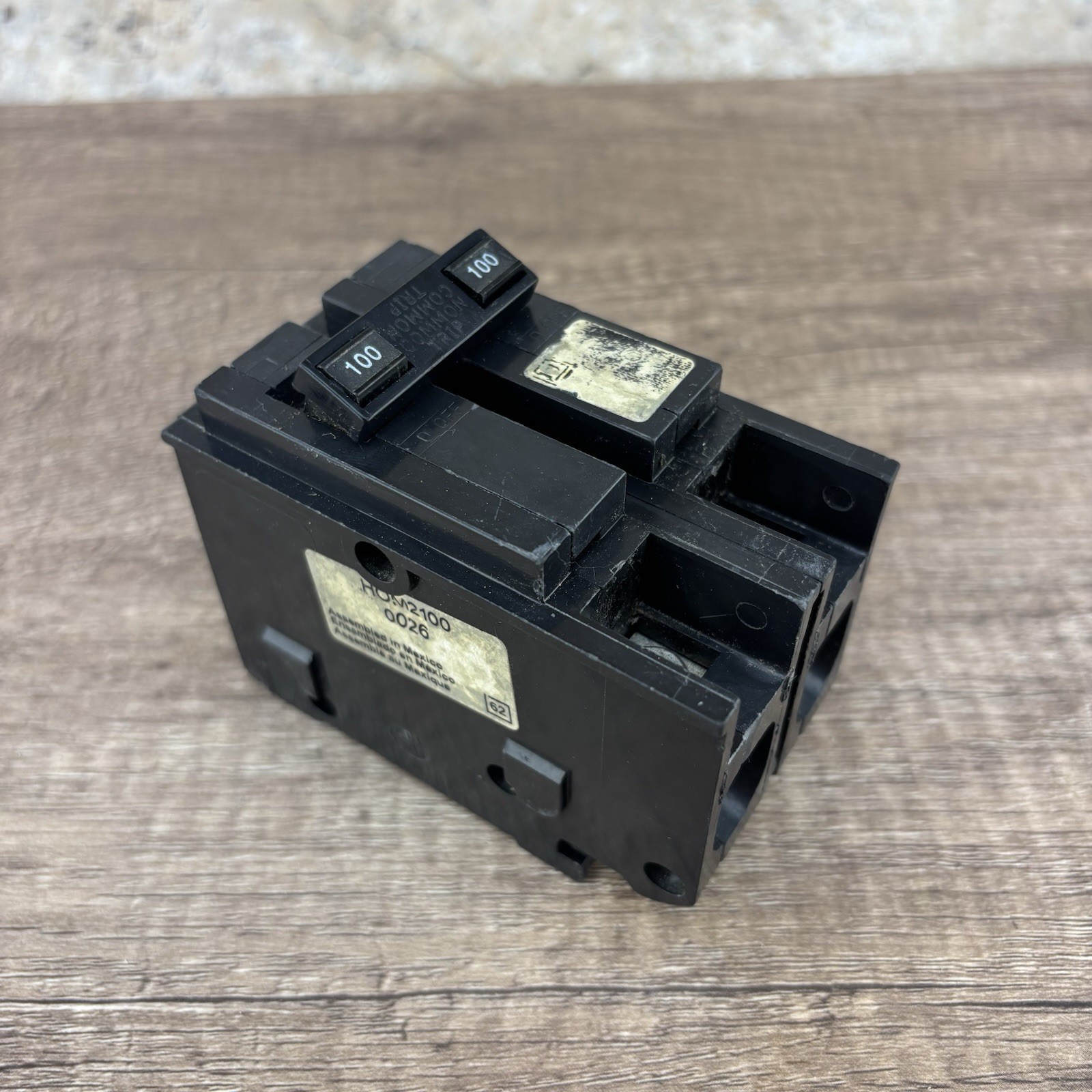 Square D HOM2100 Homeline 100A 2-Pole 120/240V AC Circuit Breaker Trip New