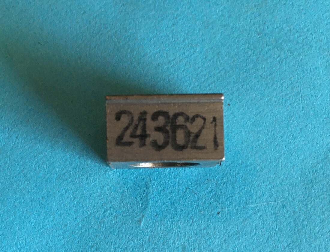 *NOS* 243621-SINGER-SLIDE BLOCK-FOR SEWING MACHINES-FREE SHIPPING*