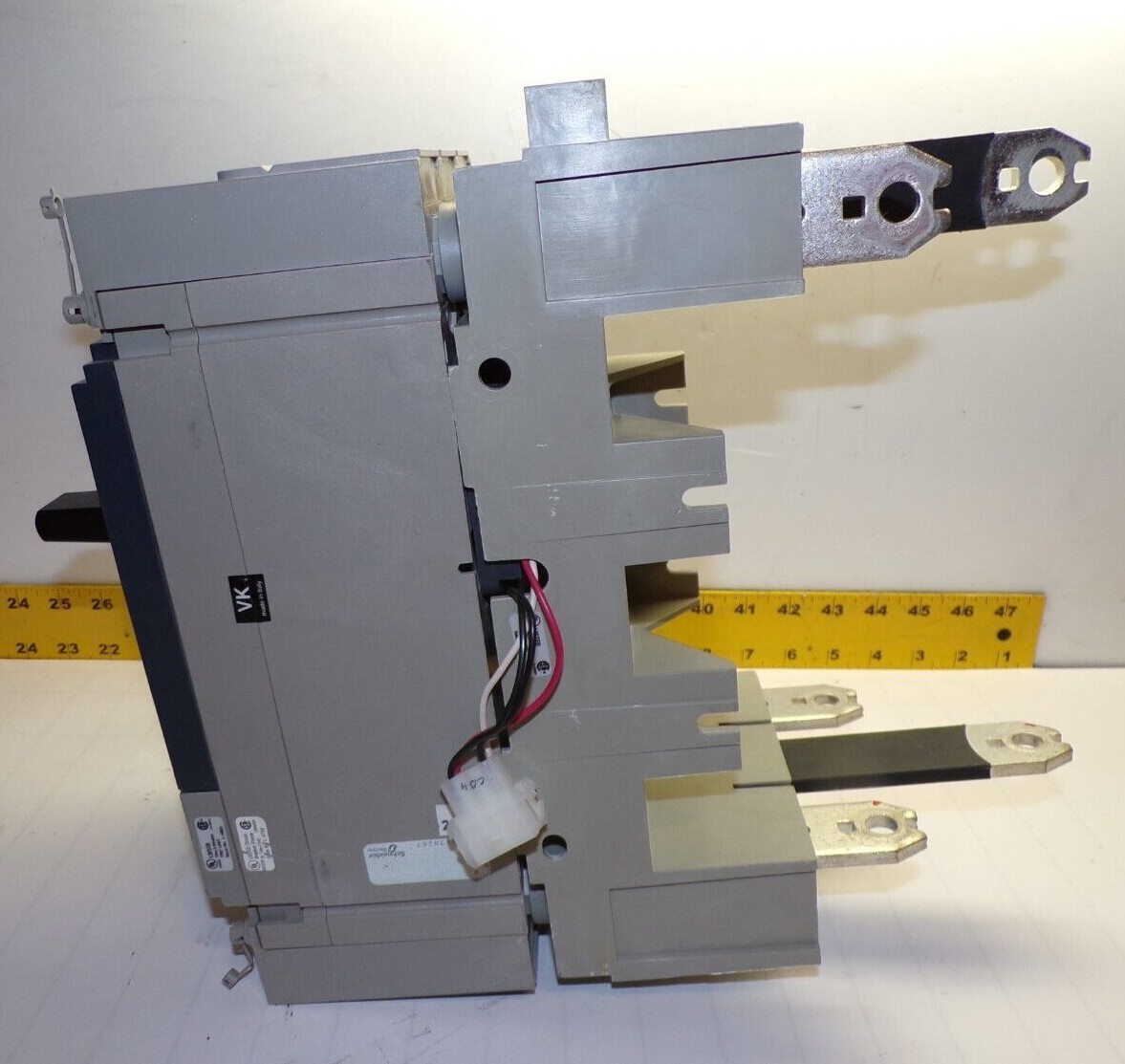 MERLIN GERIN 400 AMP CIRCUIT BREAKER W/ ADAPTER 600 VAC 3 POLE NSJ400 H