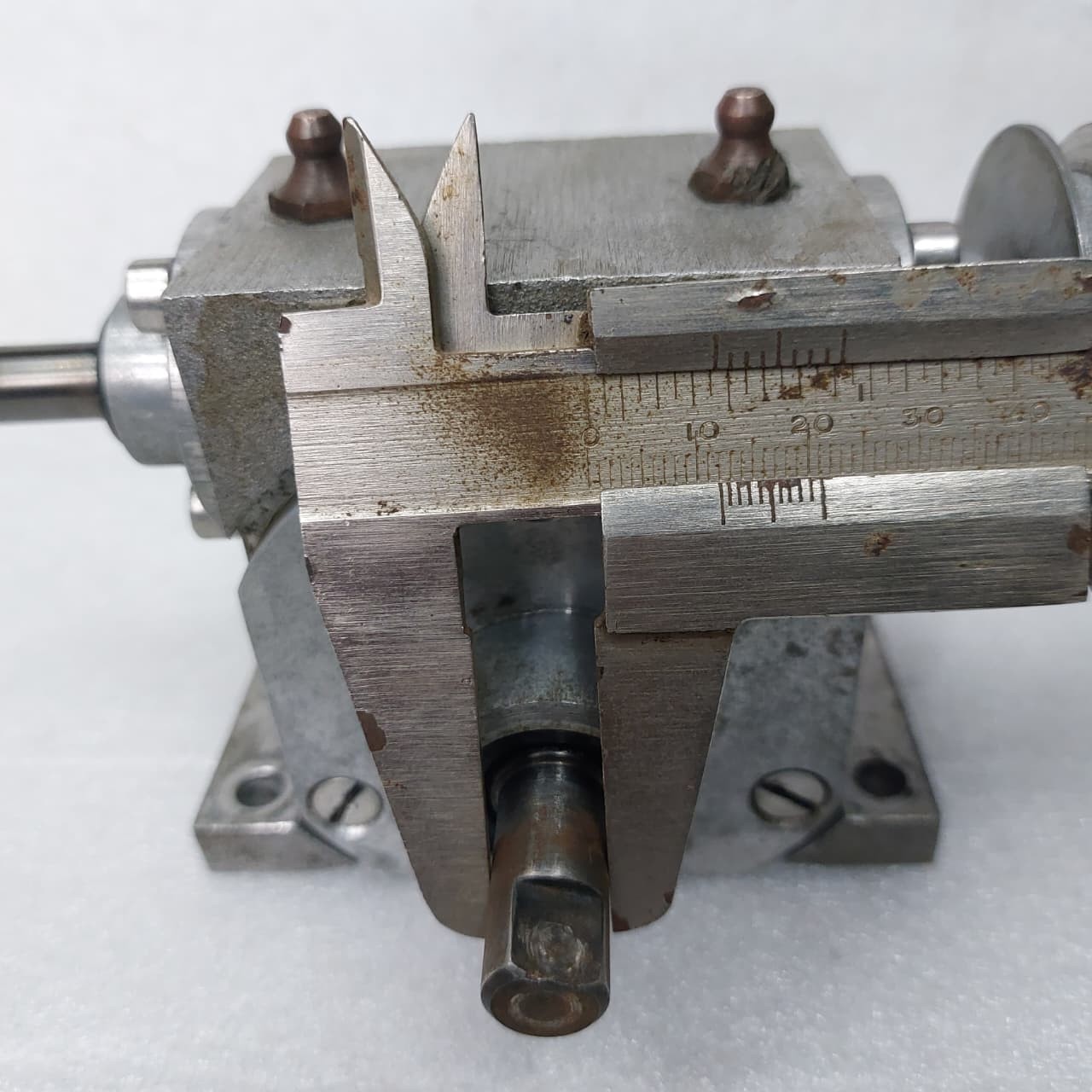 GEAR BOX (SPEED REDUCER) GEAR RATIO 17/1 .. IN SHAFT SIZE 10. MM OUTPUT 12.MM