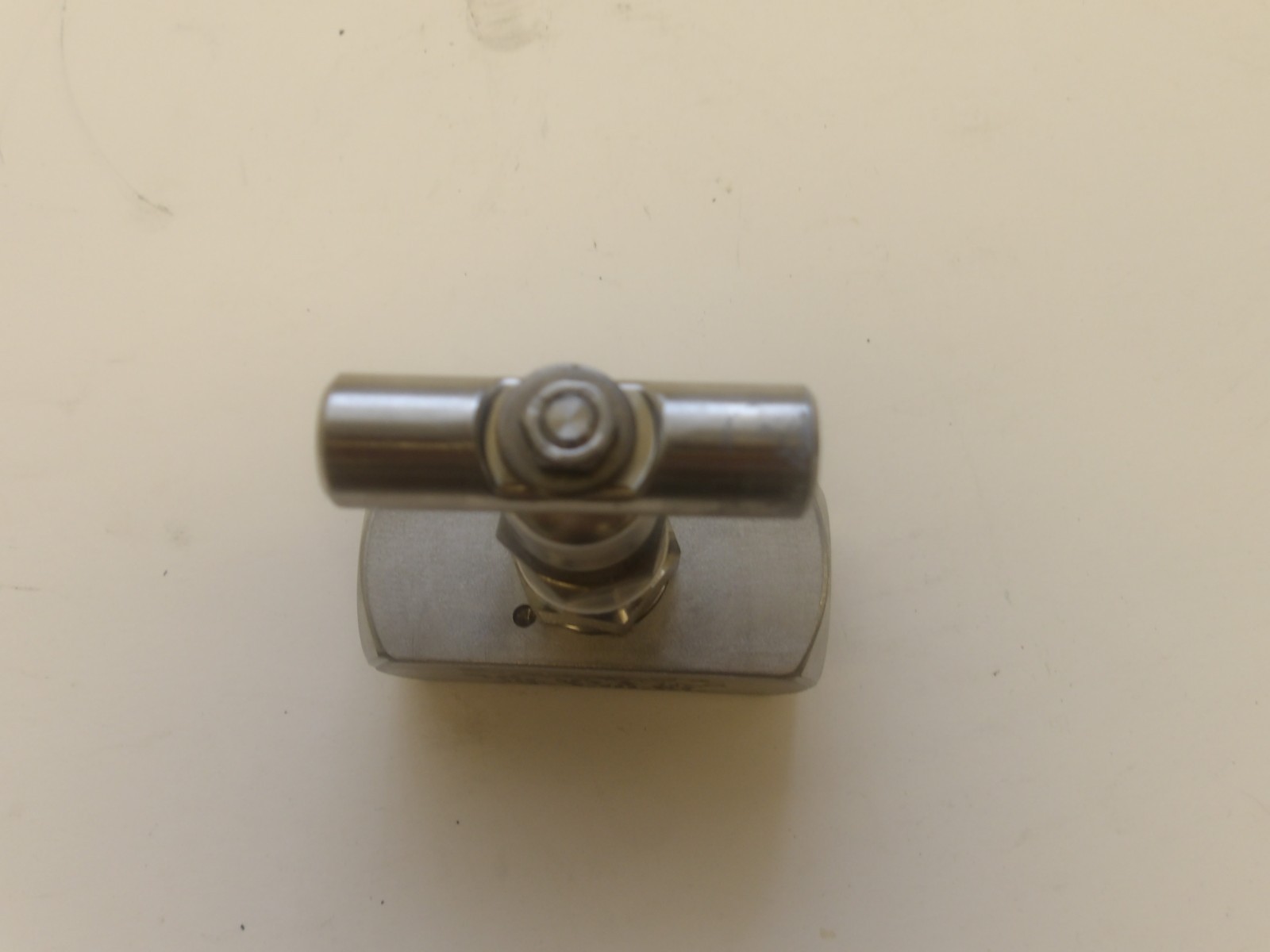 SWAGELOK P/N: SS-4GUF8 GENERAL SERVICE NEEDLE VALVE 1/2″ FNPT