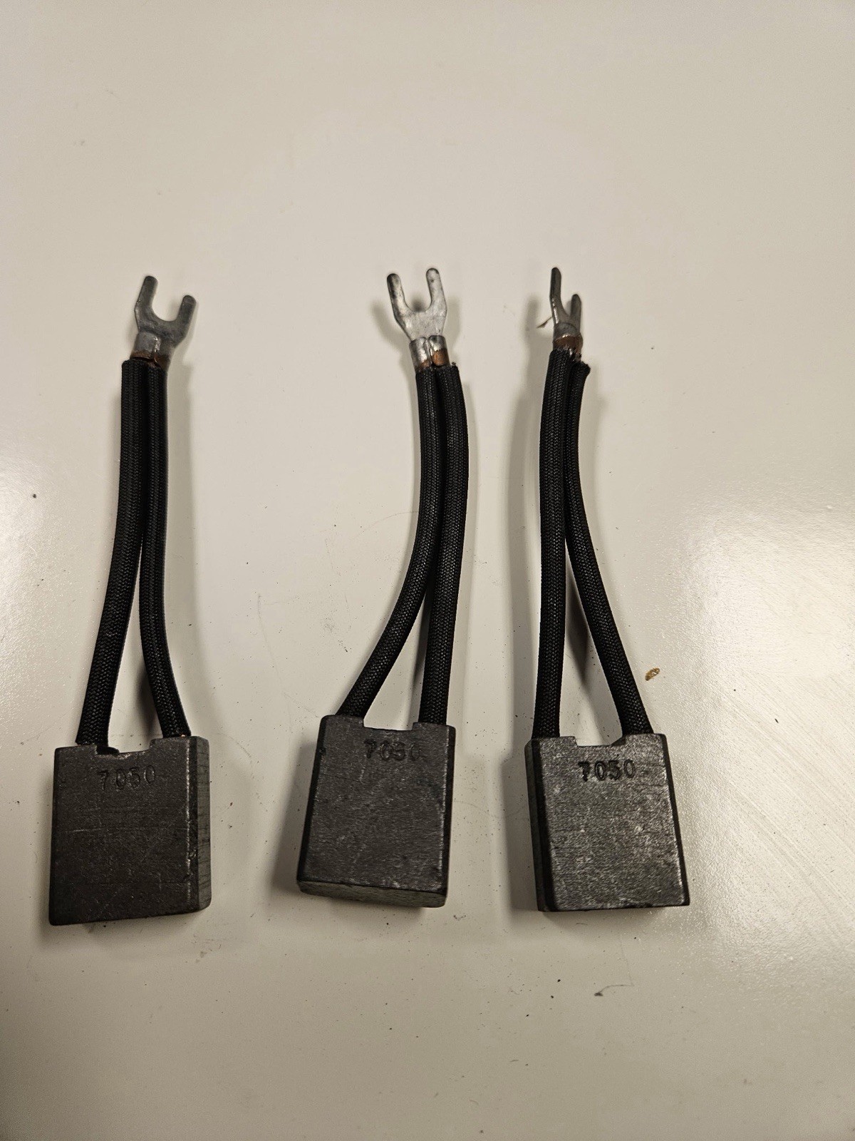 SET OF 3 NO NAME CARBON MOTOR BRUSH 7050 7/8″ WIDTH 7/16″ THICK
