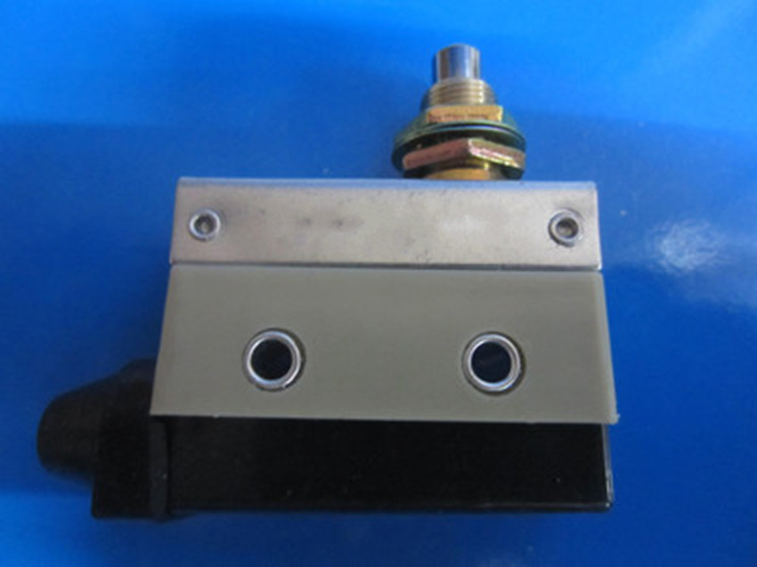 1PC One New Limit Switch AZ7310