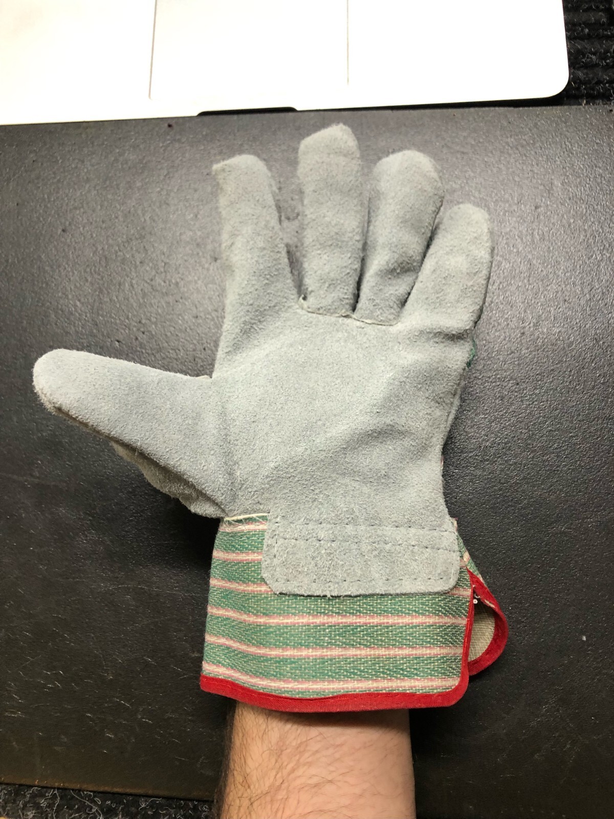 12 PAIRS. 1 DOZEN SHOULDER COW SPLIT LEATHER PALM GLOVES. SMALL. KNUCKLE STRAP