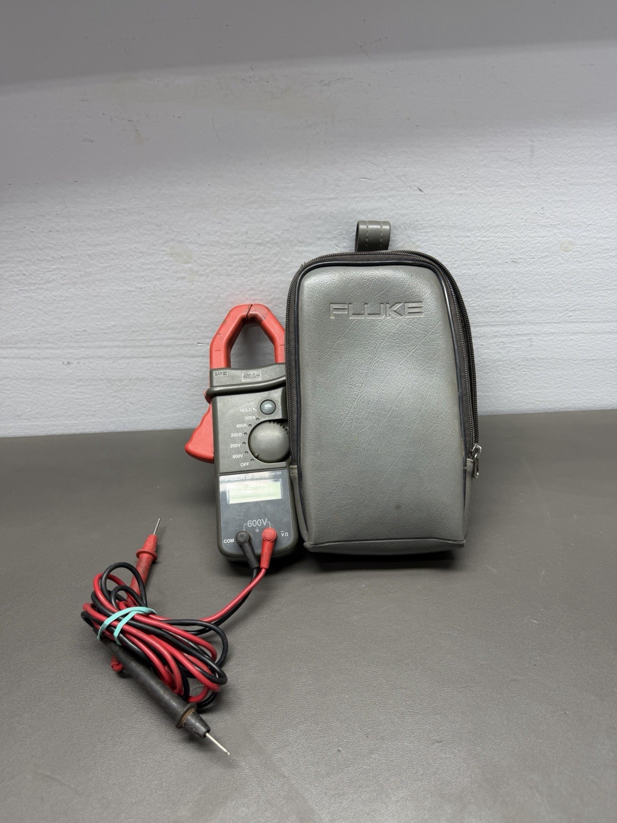 Fluke 30 Clamp Meter 600V 400A Digital Multimeter w/ Case & Leads WORKING
