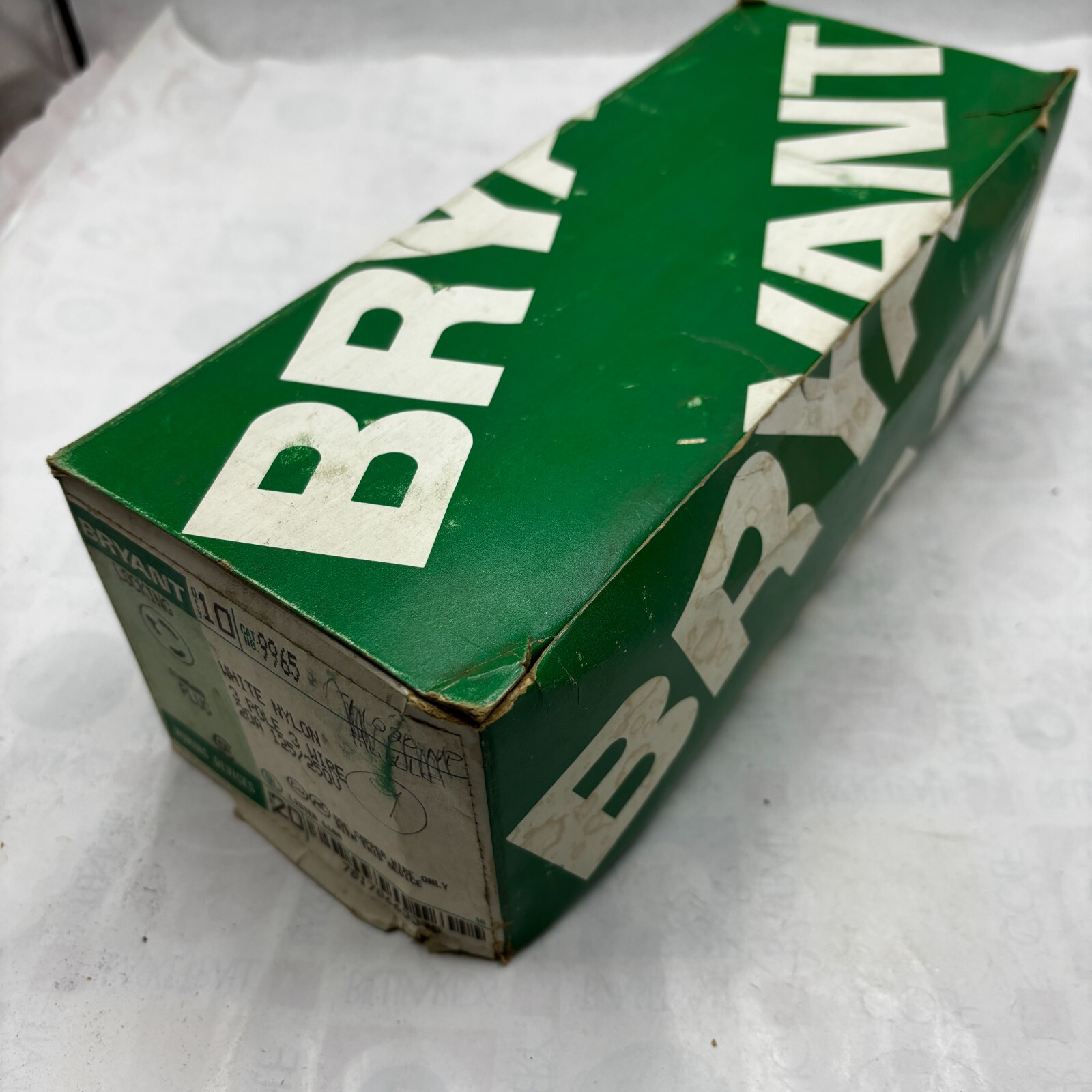 BRYANT 9965 WHITE NYLON LOCKING PLUG 20AMP 125/250VAC 3 POLE 3 WIRE QTY:1🔔