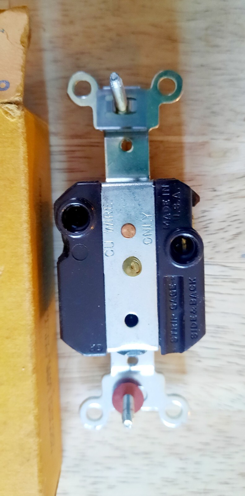 Harvey Hubble 3-wire Single Grounding Receptacle 20 Amp 125 Volts AC Or DC NOS