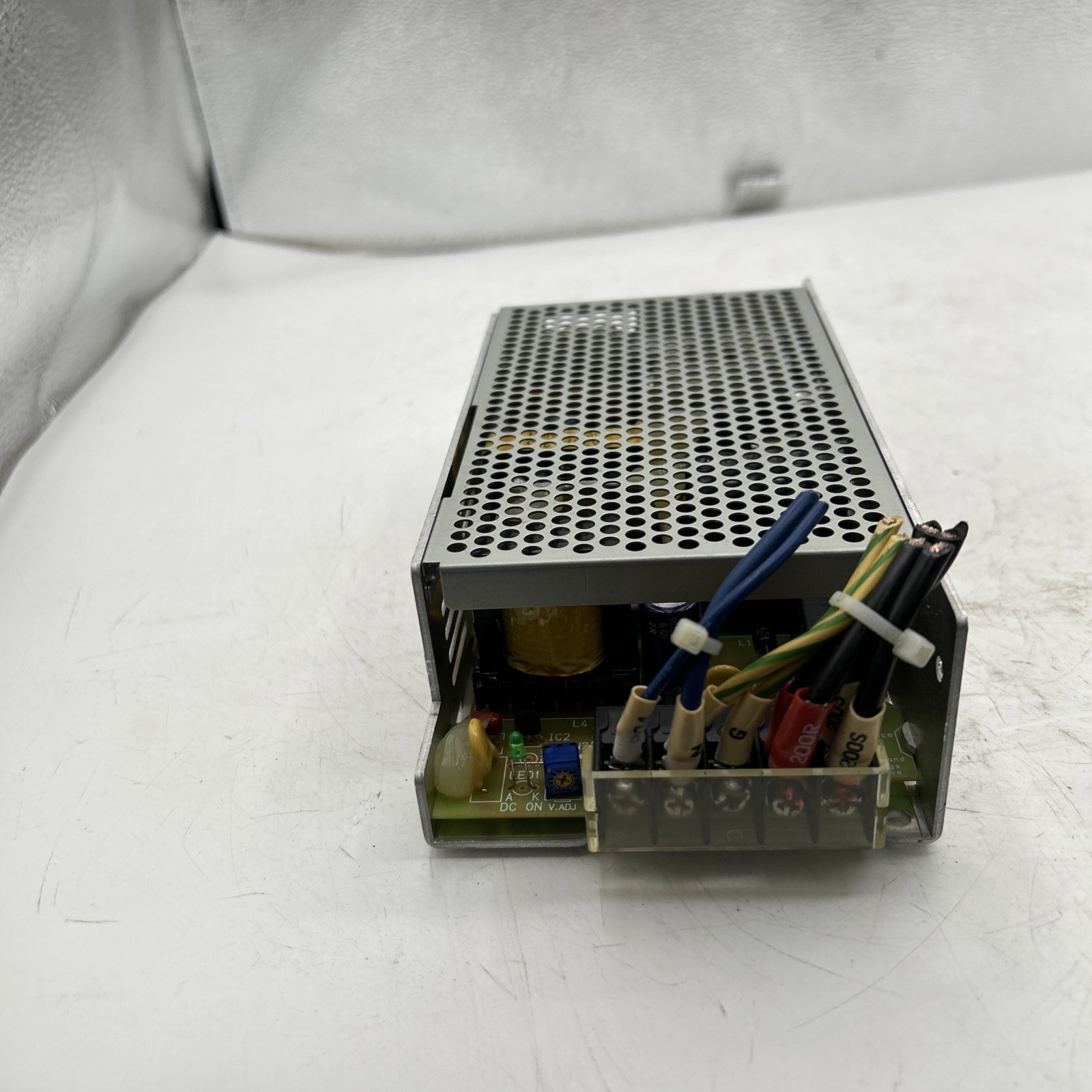 OMRON S82J-15024D POWER SUPPLY AC100-120/200-240V 50/60HZ 3.5/2.1A See Pics