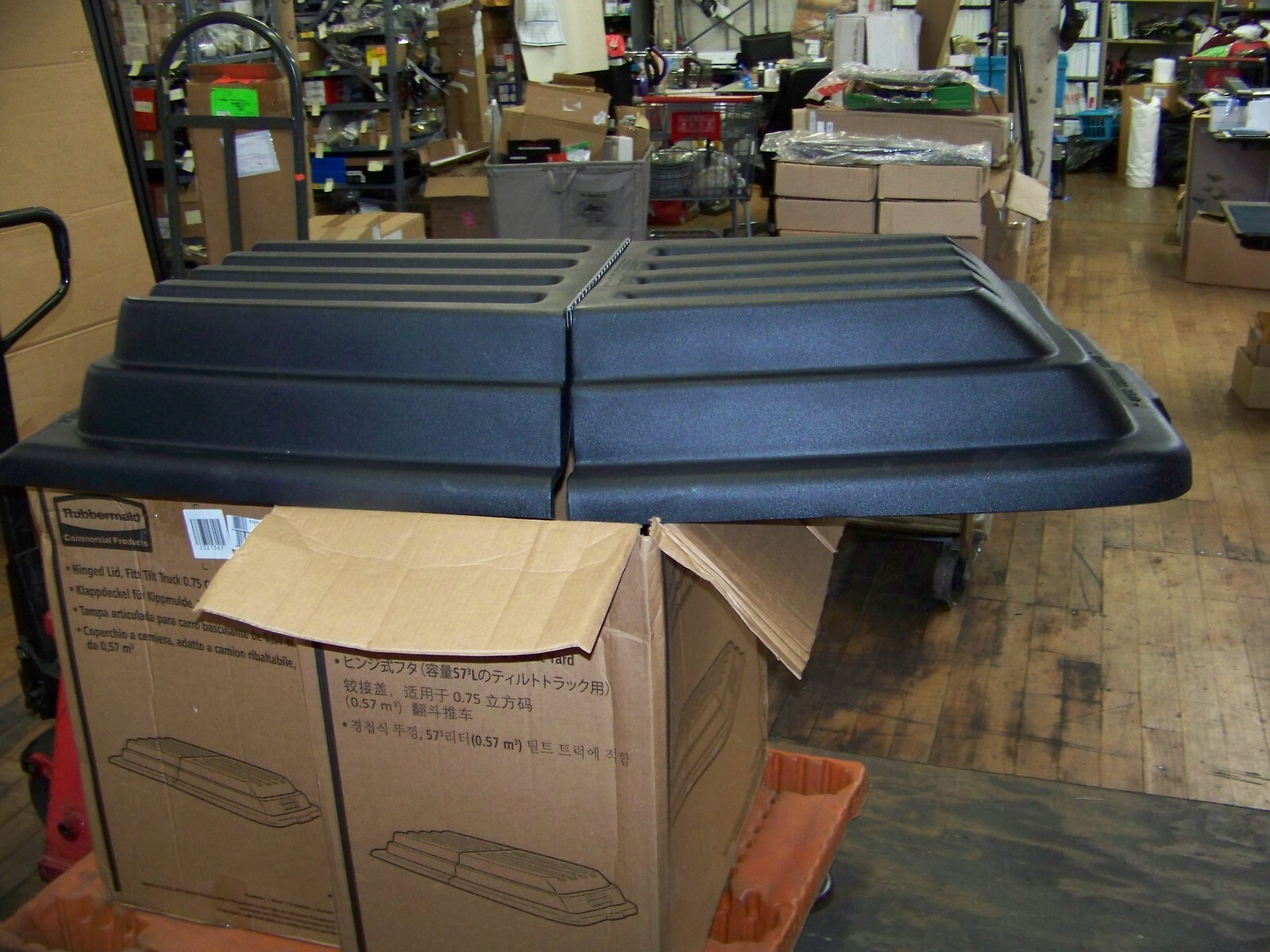 Rubbermaid Hinged Lid Fits Tilt Truck 0.75 Cu. Yard FG102800BLA New