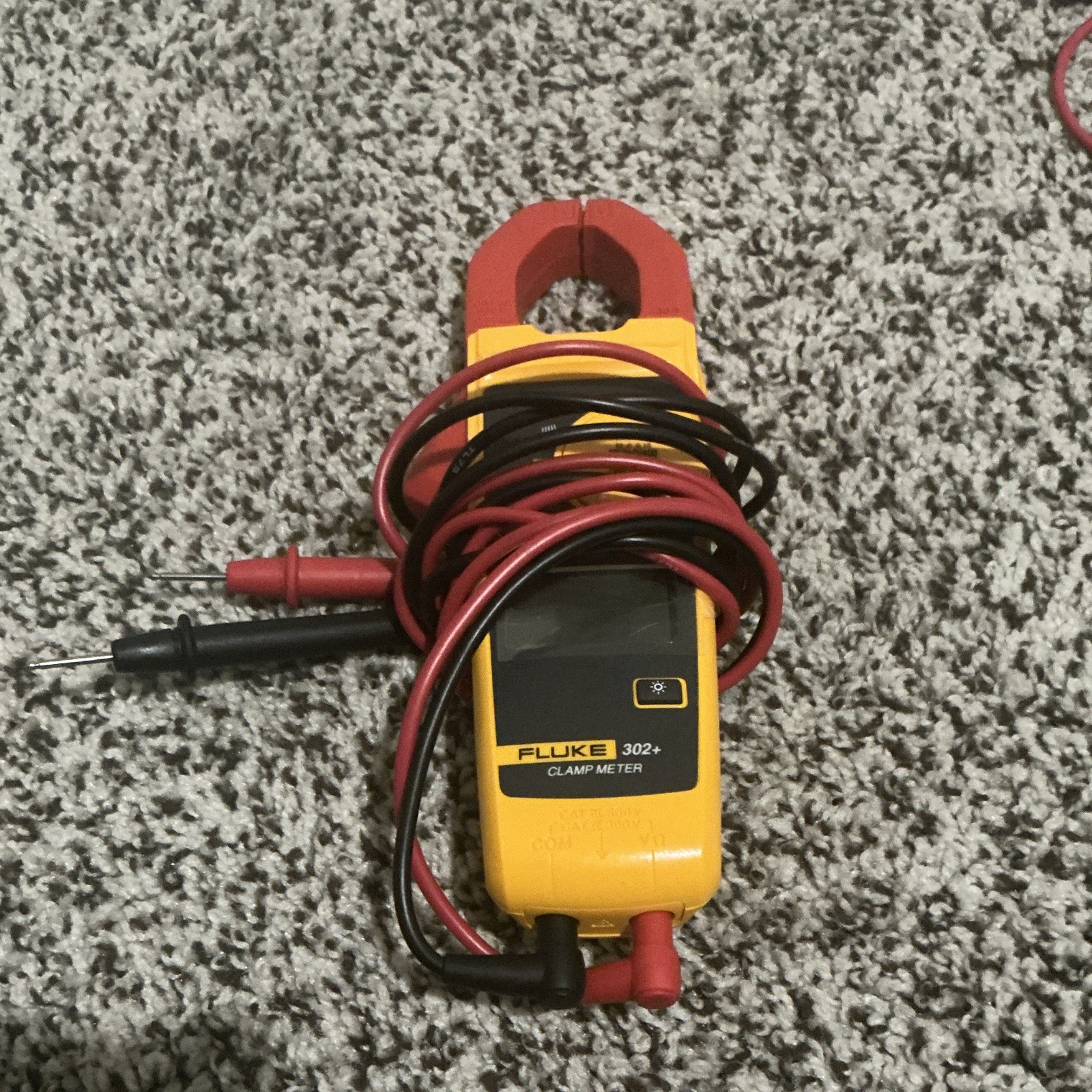 Fluke 302+ CAT III Digital Clamp Meter 400A/600V w/ Leads, Case & Manuals