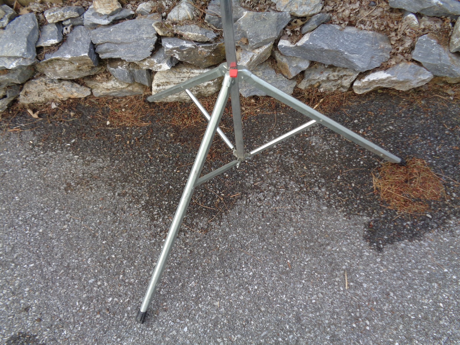 DA-LITE Wonder-Lite 60″ x 60″ Folding Portable Projection Screen on Tripod