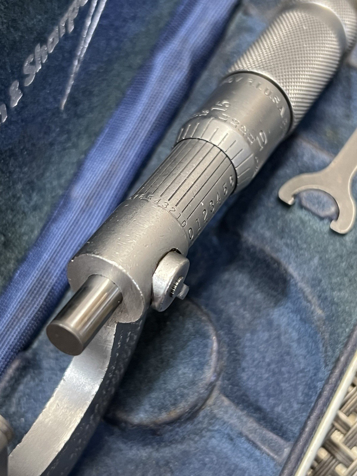 Brown & Sharpe 0-1″ Slant Line Carbide Tip Micrometer Model 1011 USA (1B-B)