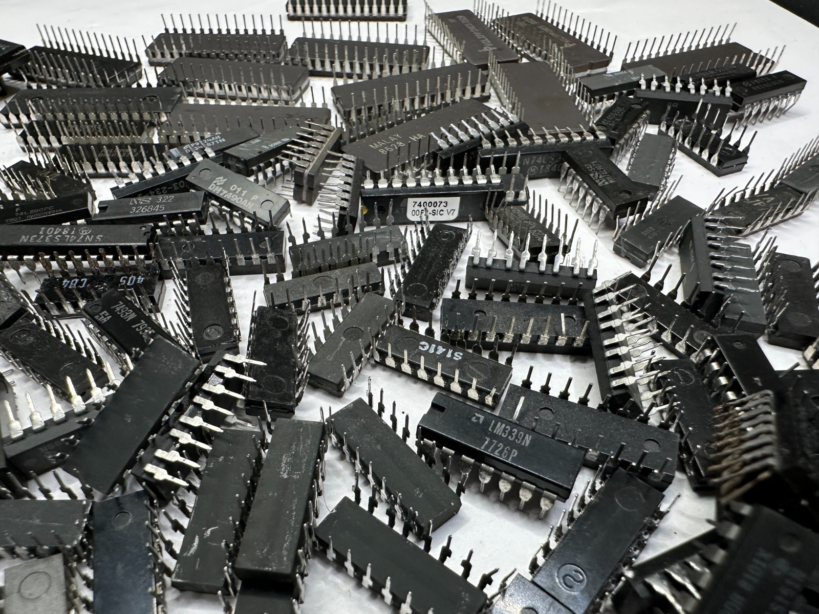 VINTAGE BIOS, FIRMWARE, EPROM ETC. IC Lot Of 190Pcs, AS-IS UNTESTED, Gold Scrap
