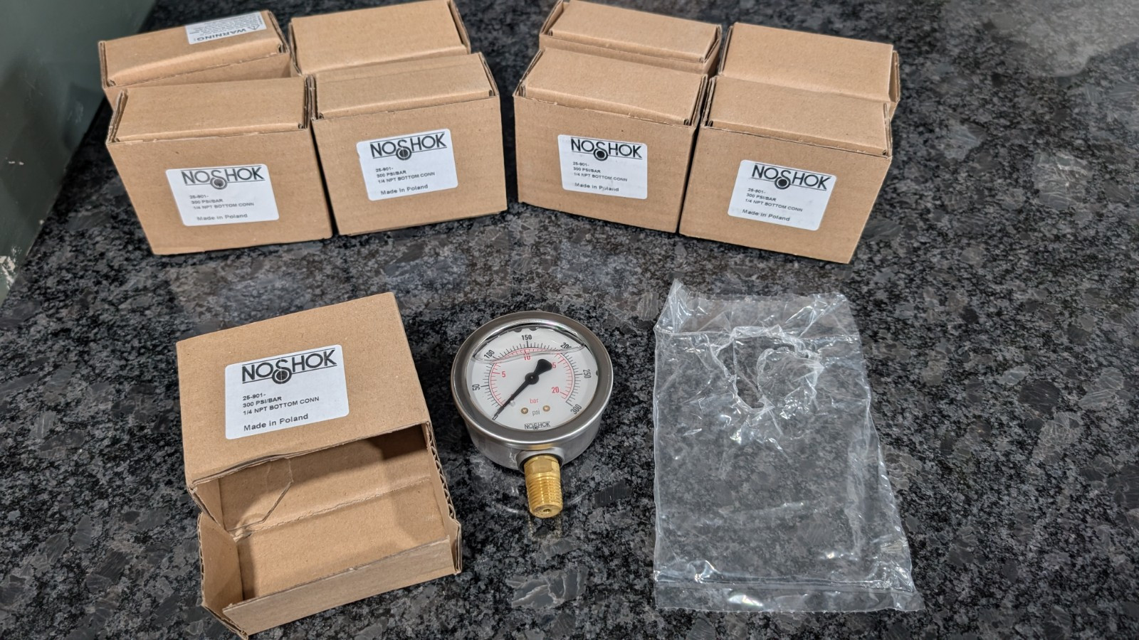 NoShok 25-901 300-psi/Bar Pressure Gauges 1/4″ NPT 0 To 300 psi Liquid Filled