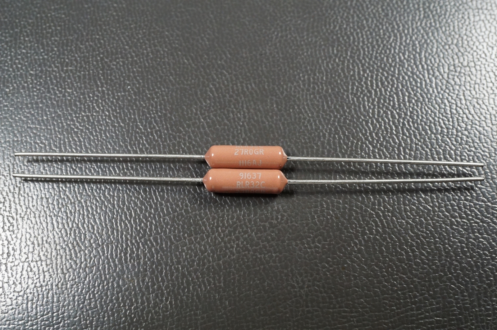 Lot of 2 RLR32C27R0GR Vishay Metal Film Resistor 27 Ohm 1000mW 1W 2% Axial NOS