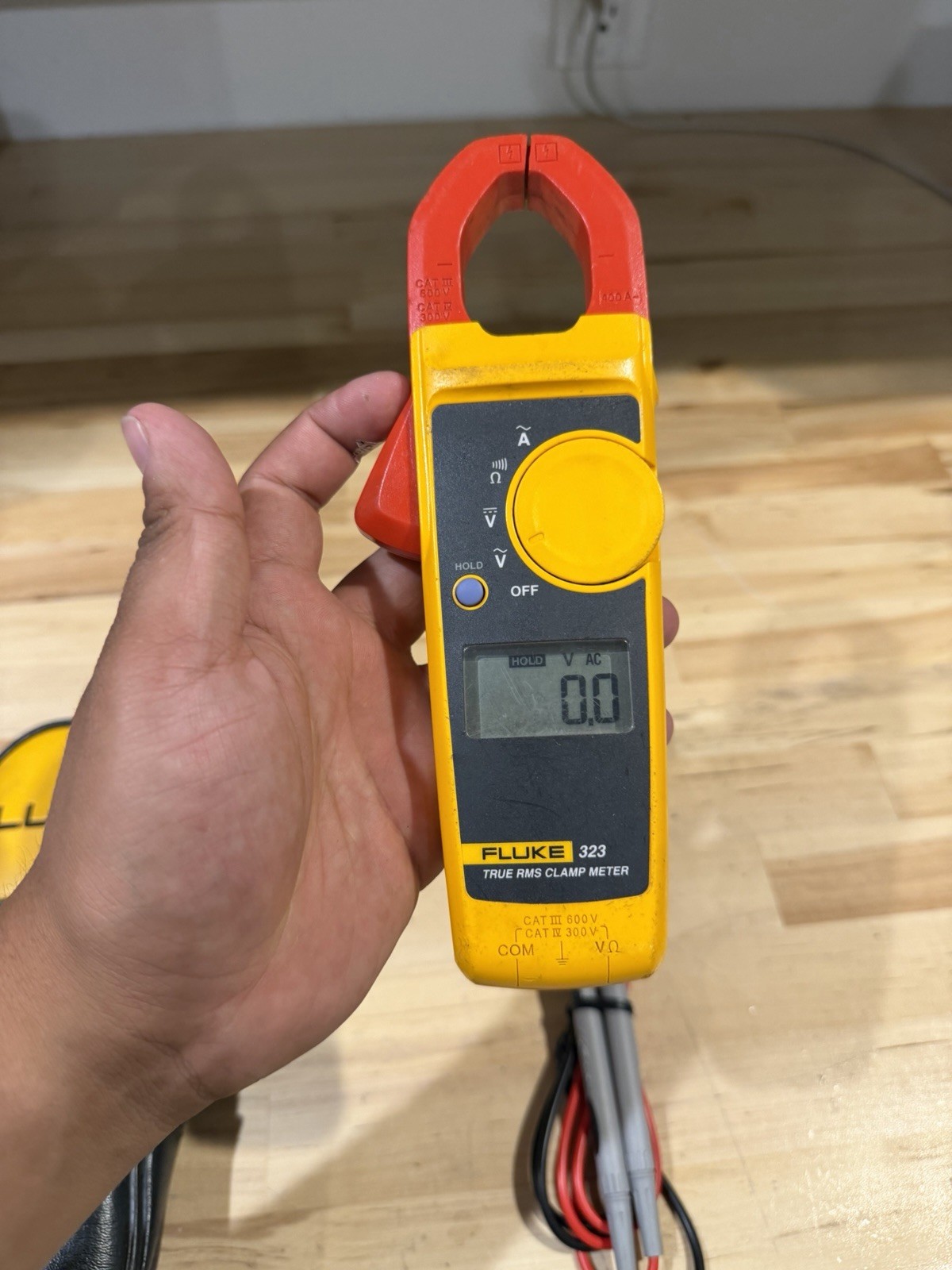 Fluke 323 TRUE-RMS DIGITAL CLAMP METER W/ BAG & LEADS (SHIPS FAST)