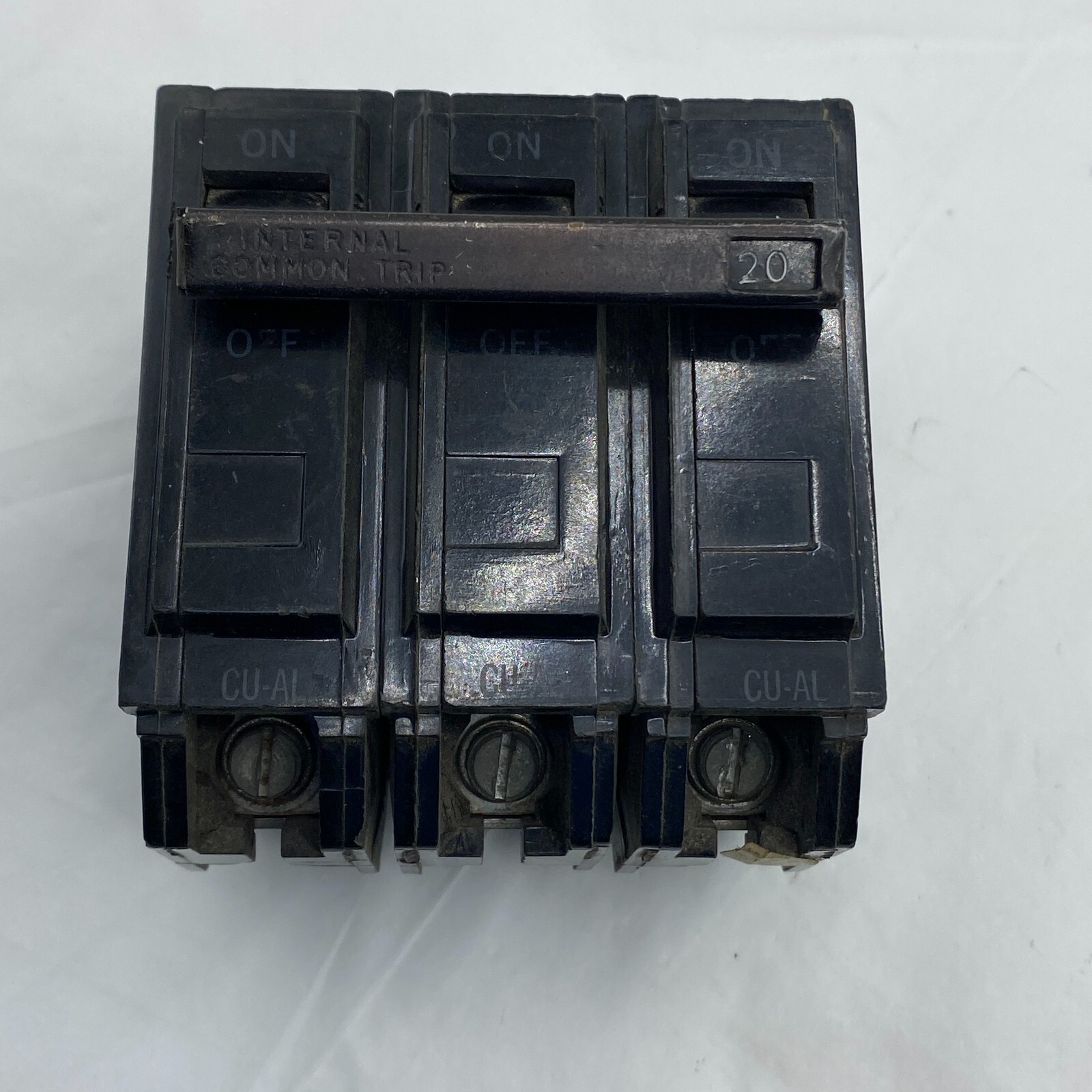 GENERAL ELECTRIC CIRCUIT BREAKER COMMON TRIP 20A 3 POLE 240V G645🔔
