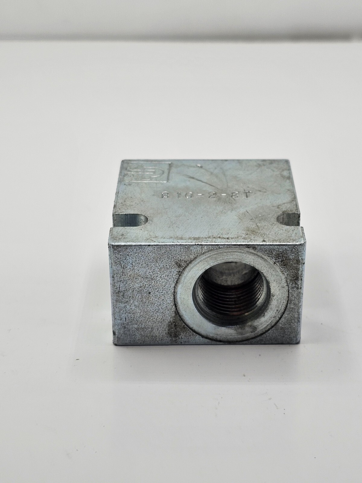 PARKER B10-2-8T Valve Base,3/4-16 SAE,Steel,10-2 Cavity 4DMK6