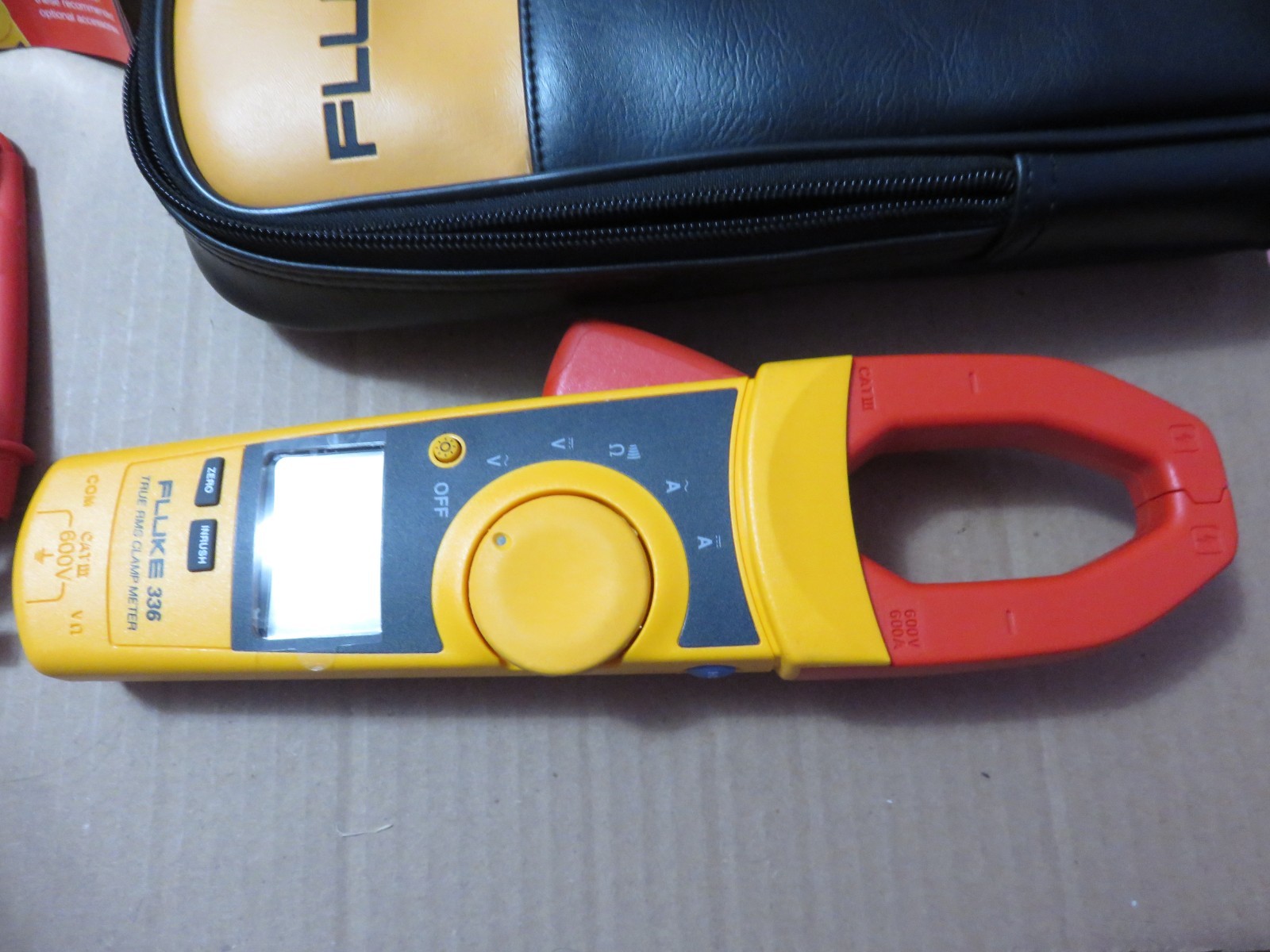 Fluke 336 True-RMS 600 Amp600 Volts AC/DC Current Clamp Meter CAT III Rated