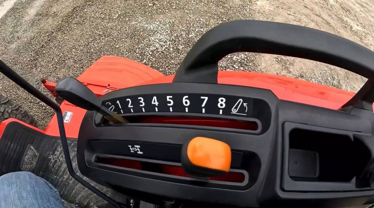Kubota LX2620 Tractor w/ LA535 Loader & Mower Deck