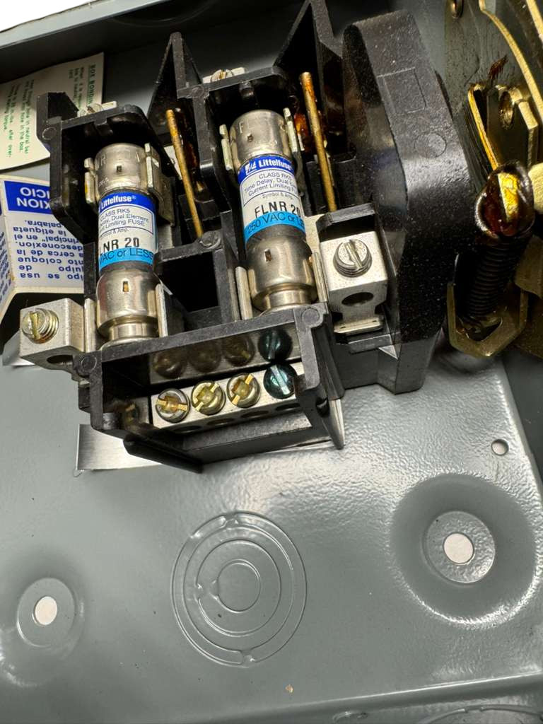 Square D D221NRB General Duty Safety Switch Series E3 30A, 240VAC, FLNR20, Fuses