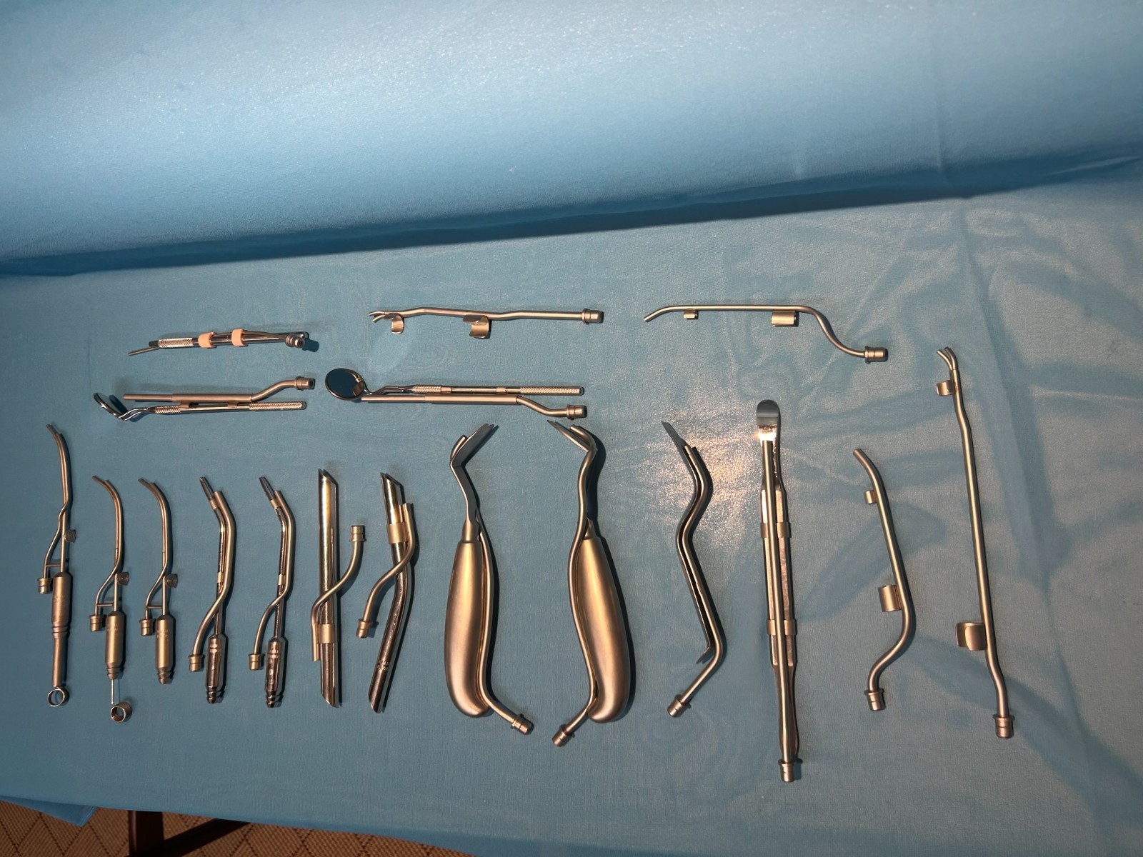 FO light source, 8 endo clamps, 2 FO bundles, 18 FO attachments, 14 instruments