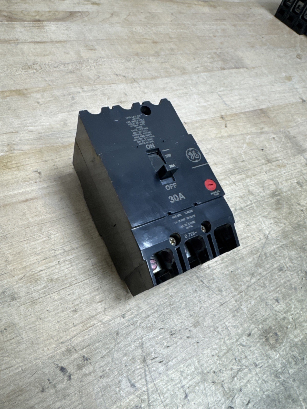 GENERAL ELECTRIC TEY330 TEY 3 POLE 30 AMP 480v CIRCUIT BREAKER