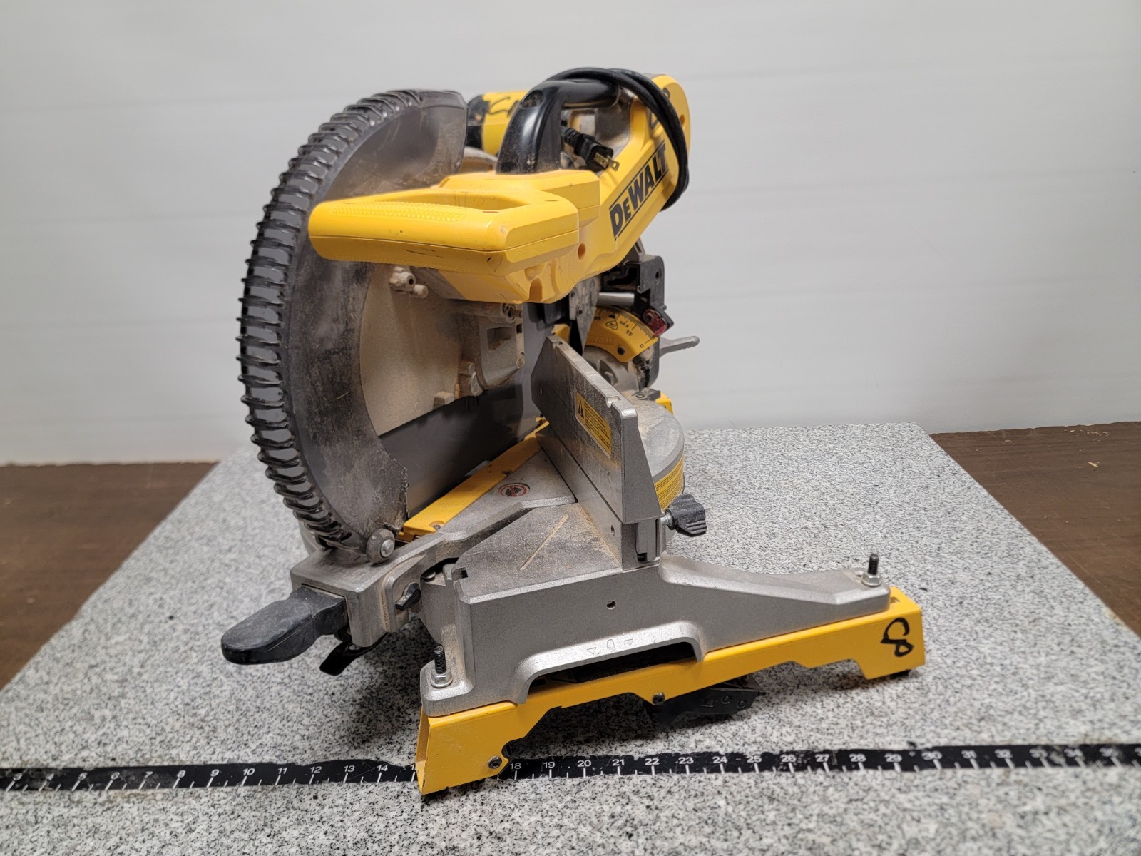 DEWALT DWS716R 15A 2-Bevel 12″ Corded Compound Miter Saw LOCAL PICKUP ONLY
