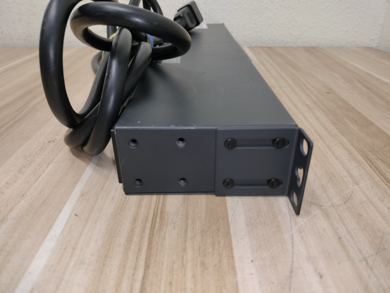 Tripp-Lite PDUNV PDU 16A 120-240V Series AGIB24016RMPDU