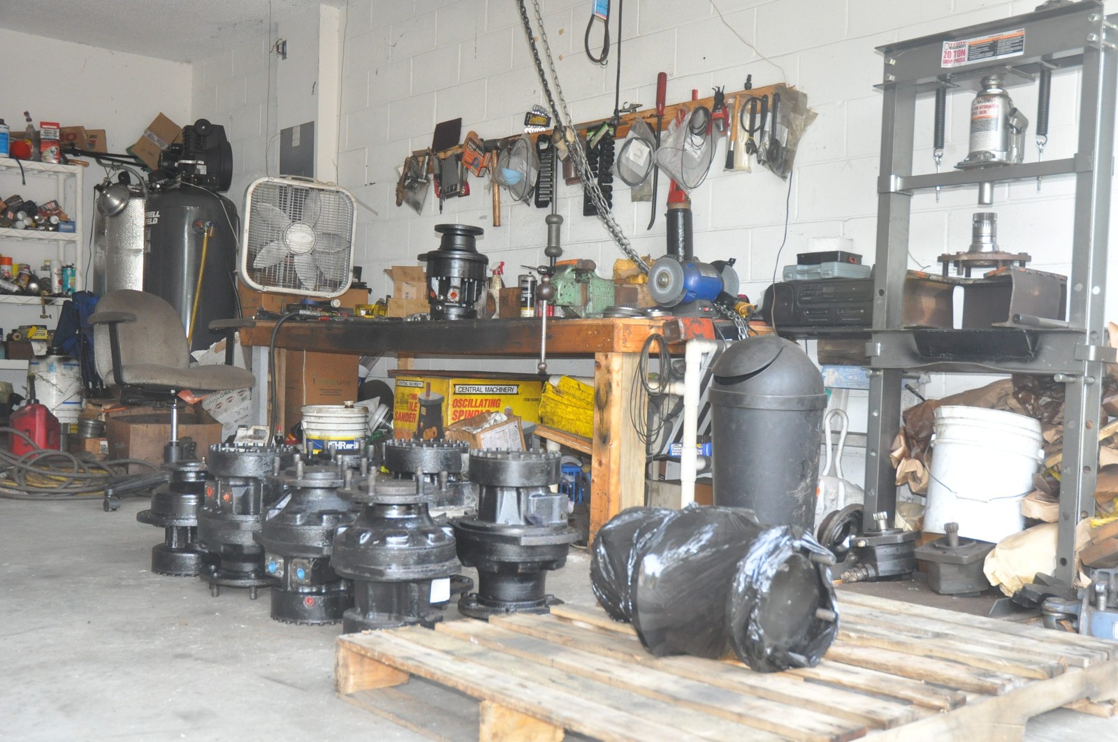 Bobcat drive motor T200 T250 T300 T320 T590 T630 T650 T740 T750 T770 T870