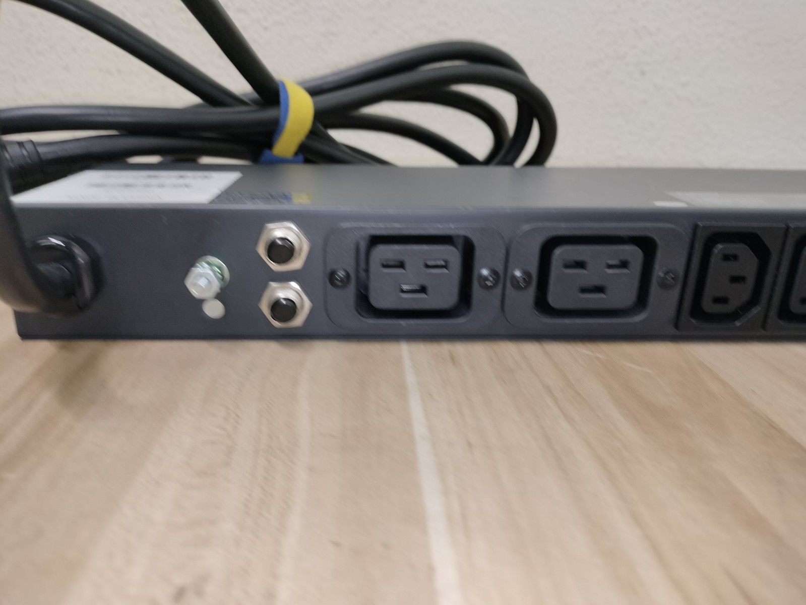 Tripp-Lite PDUNV PDU 16A 120-240V Series AGIB24016RMPDU