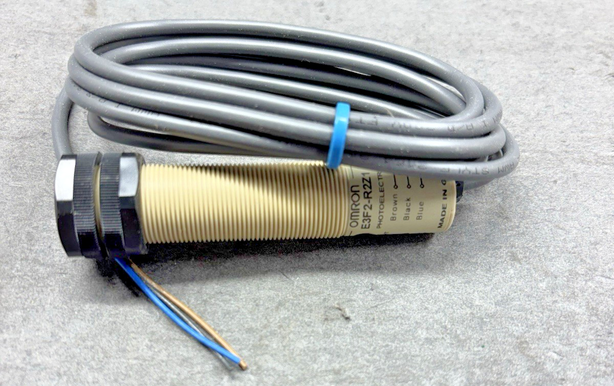 OMRON E3F2-R2Z1 2M RETRO-REFLECTIVE PHOTOELECTRIC SWITCH SENSOR 24 to 240 VAC⚡FS