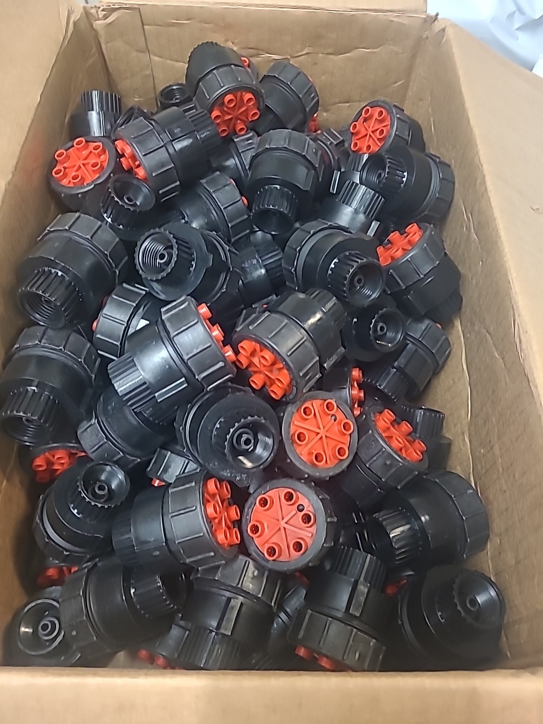 100 Pack Bowsmith 6 Outlet Emitter 2.0 GPH 1/2″ FIPT Inlet Red Cap 15 PSI
