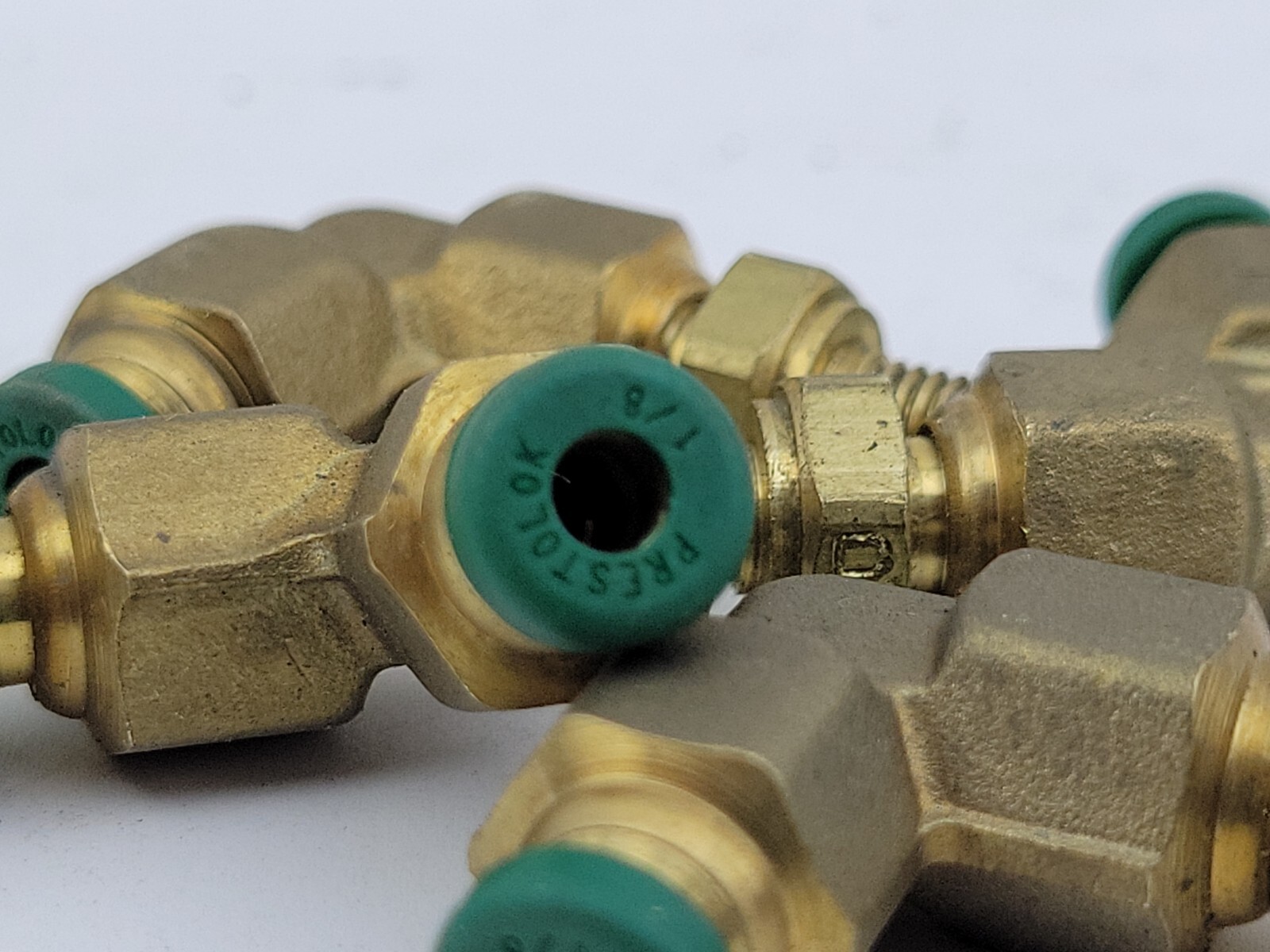 4pcs – Parker 169Plp-2-0, Brass Swivel Elbow, 90 Degrees, 1/8 In Tube Size (8D7)