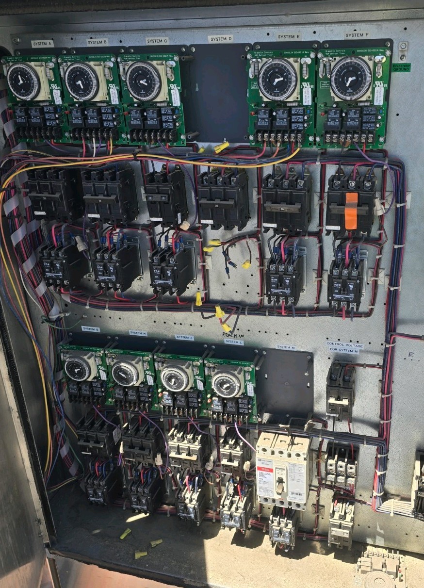 Grasslin electromechanical defrost timer, manage cooling and defrost cycles.
