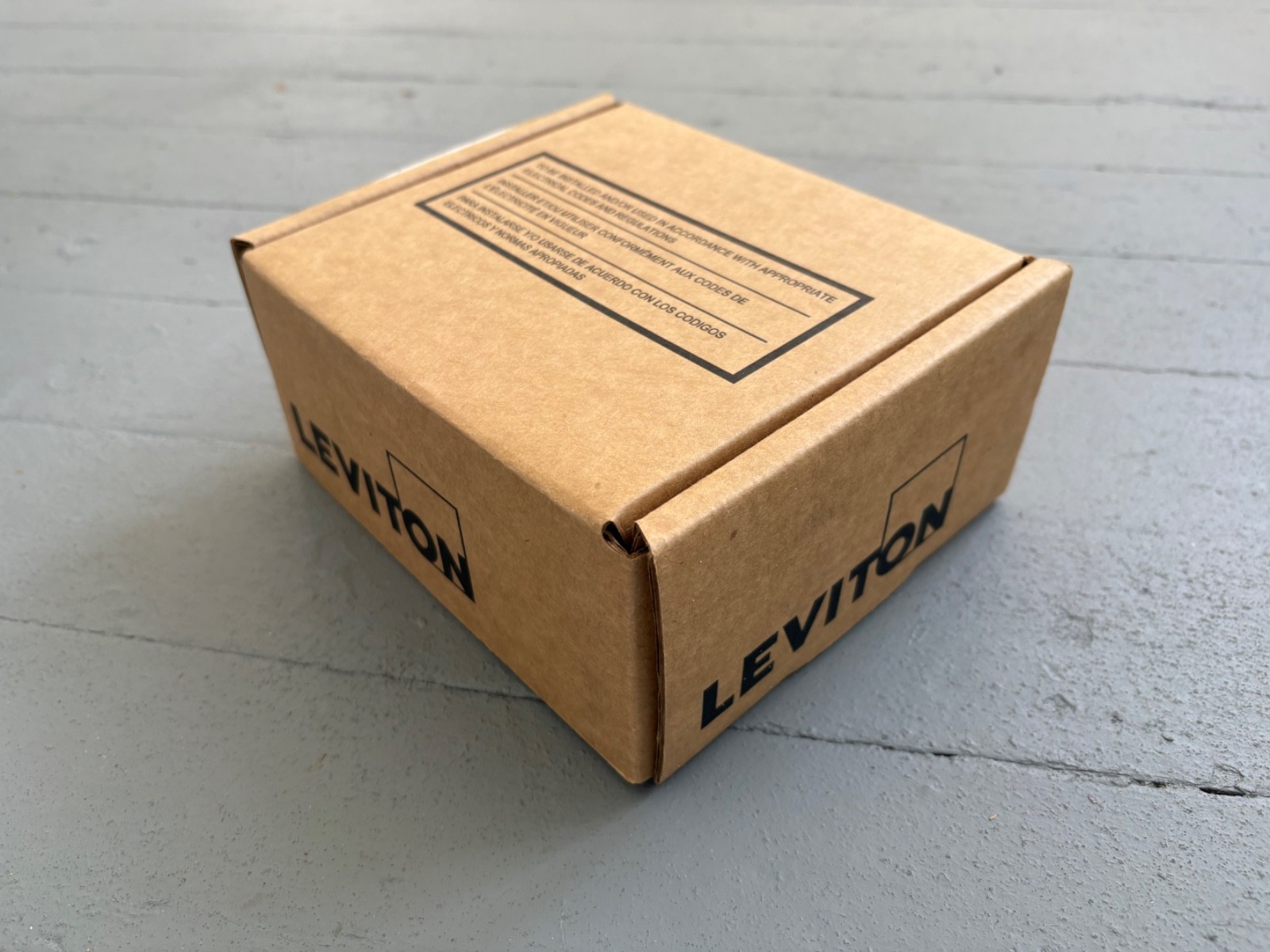 Leviton LCV01-W Locking Cover 1-Gang White Window White 5in x 5in x 1-1/4in NEW