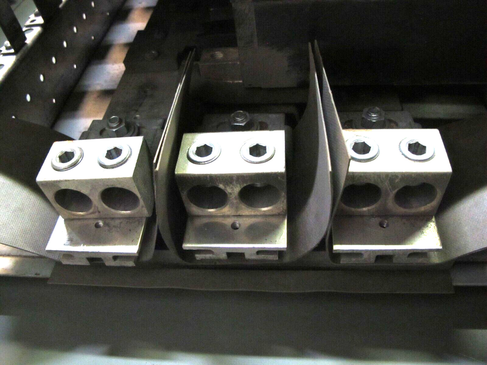 Cutler Hammer MP40 600 Amp Main Lug Breaker Panelboard 600V 3-PH 4W 600A Panel