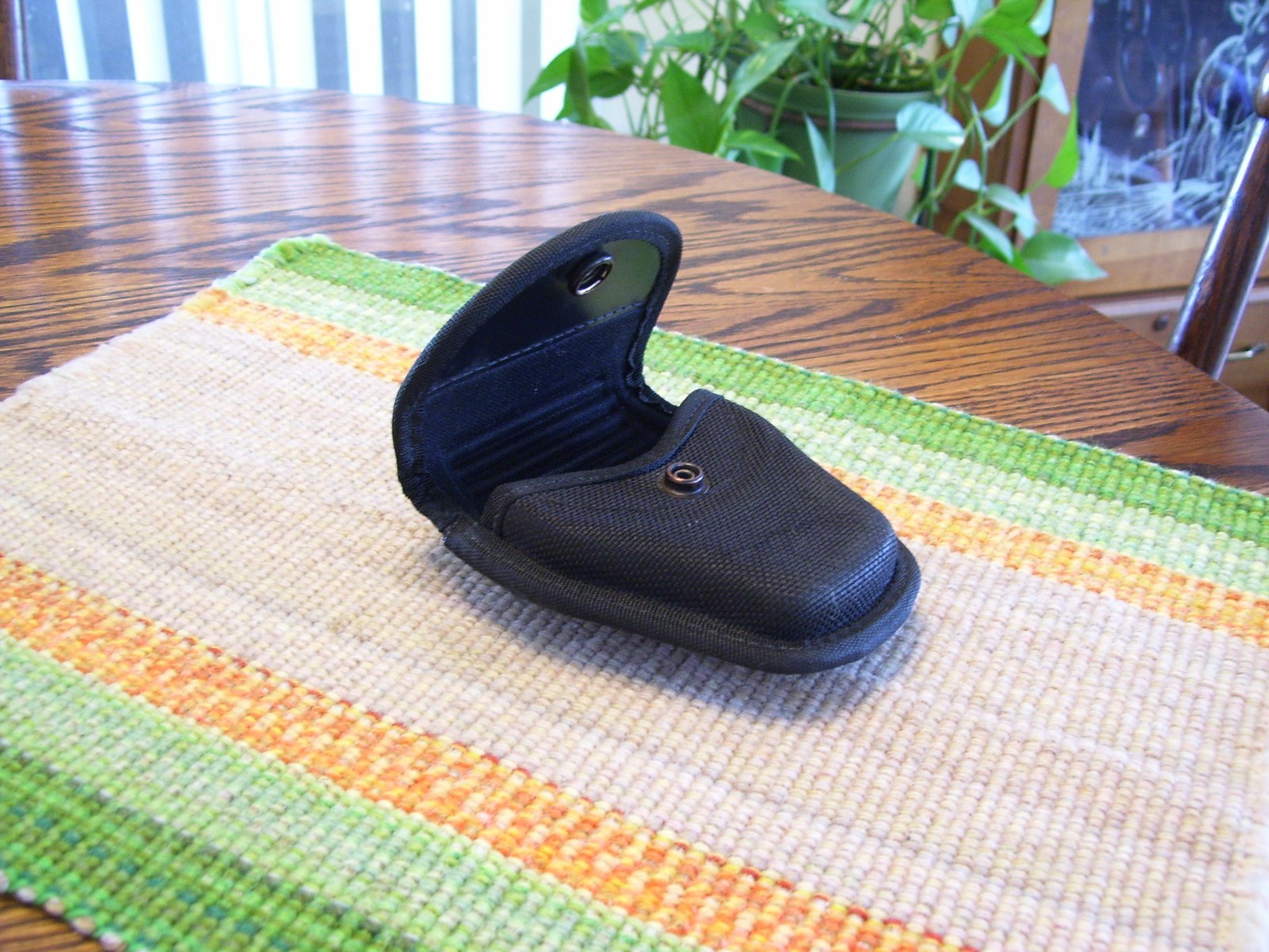 Bianchi AccuMold Sz 1 Blk Nylon Hidden Snap Covered Handcuff Case Holder Holster
