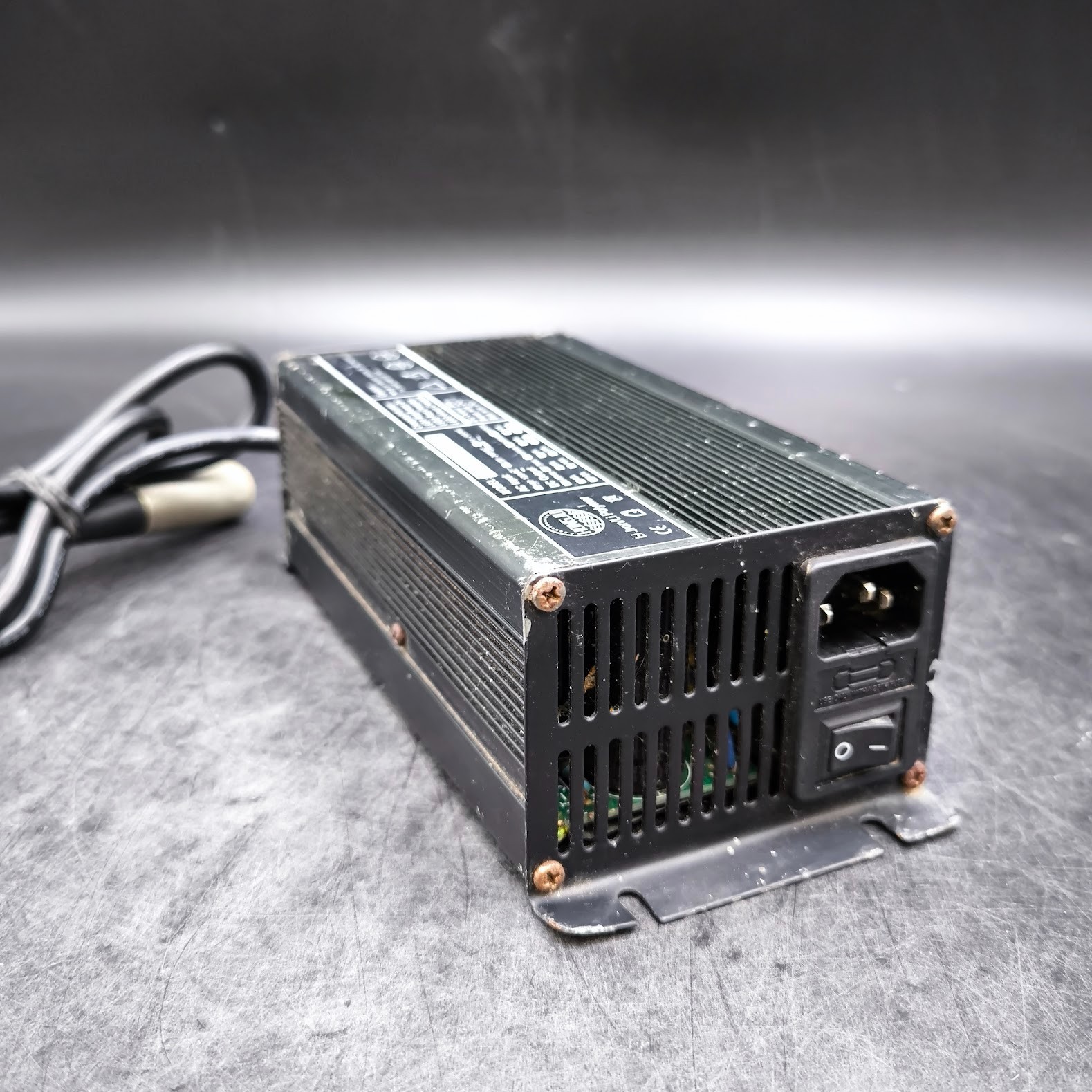 Hong Ju Li-ion/Li-Polymer Smart Charger 29.5V 10A Used Working
