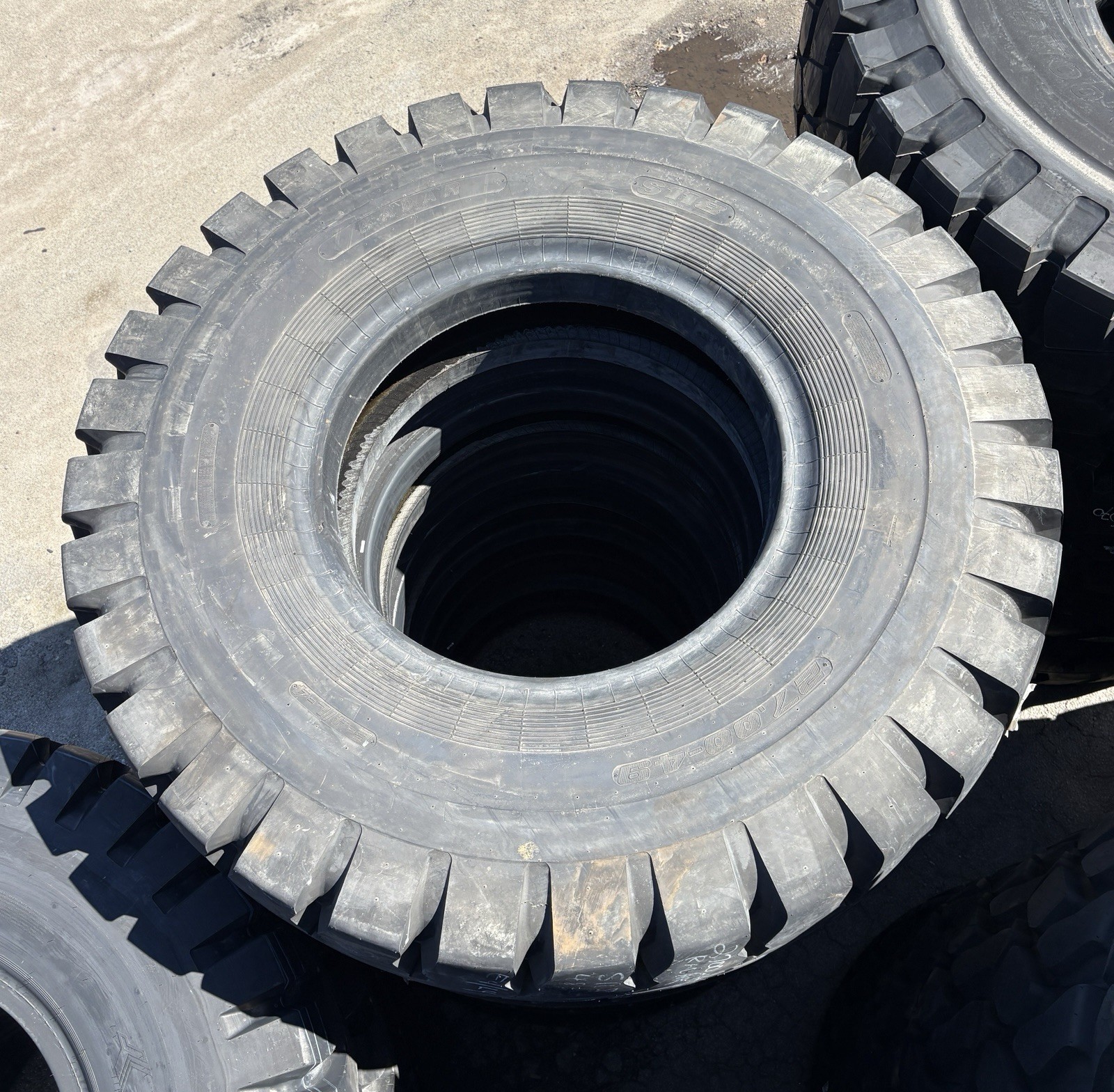 27.00-49 Radar Omni E4 48ply