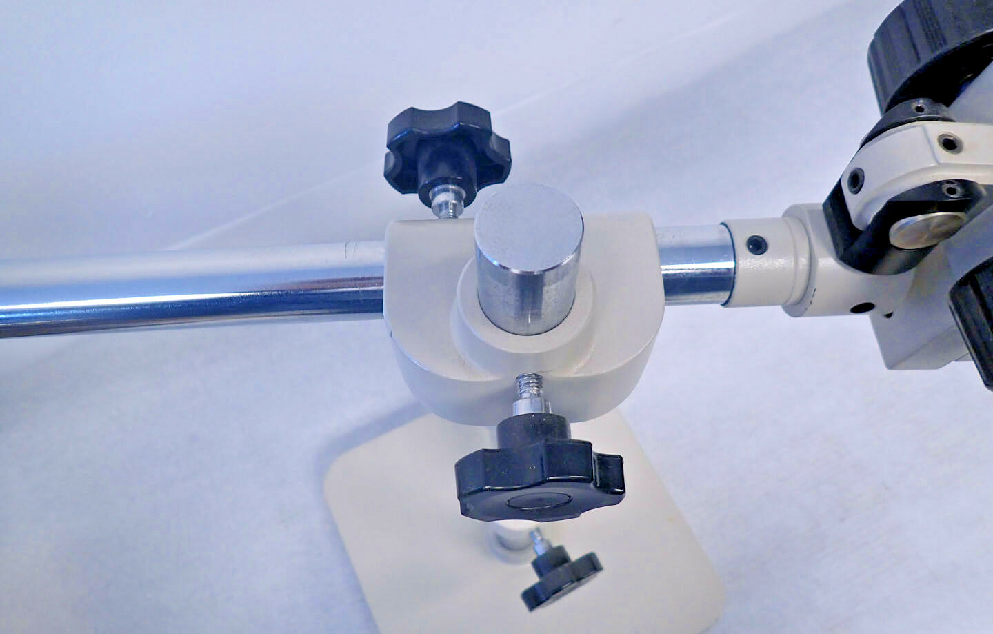NIKON SMZ-1B STEREOSCOPIC MICROSCOPE WITH STAND, 2 EYEPIECES, AS DESCRIBED