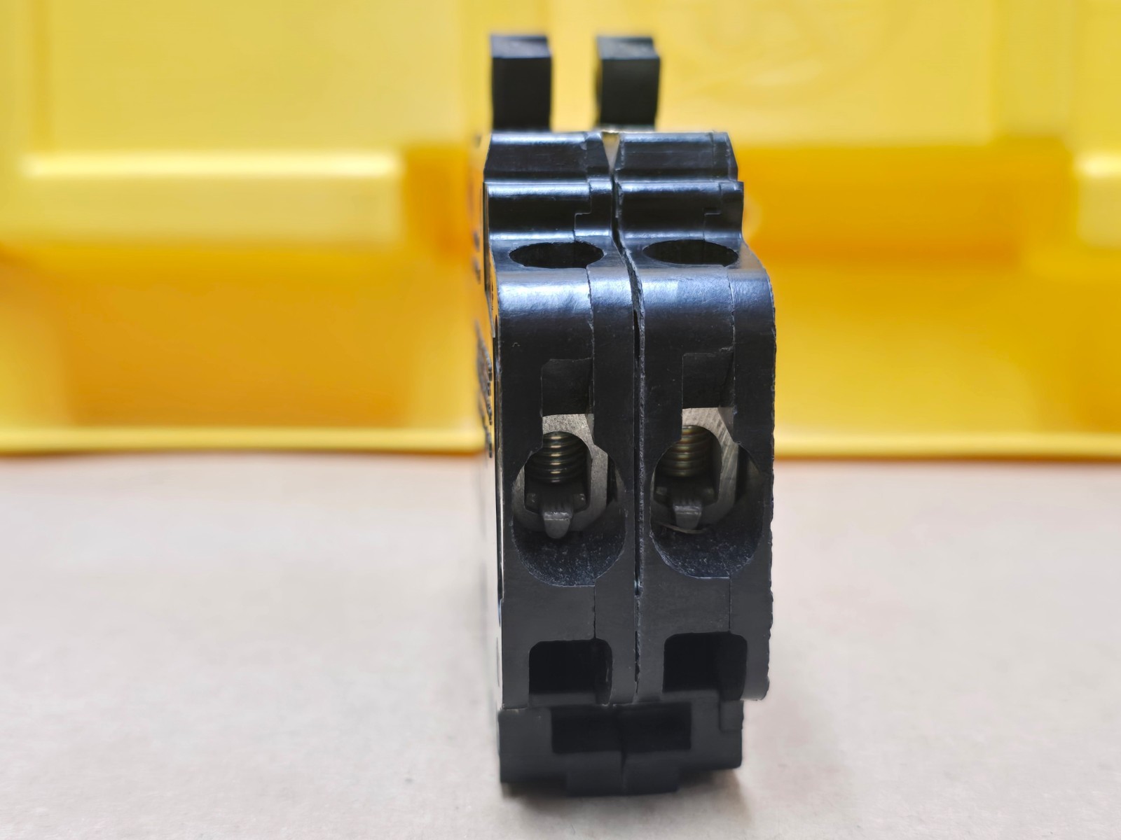 CROUSE HINDS CIRCUIT BREAKERS 20 AMP 2 POLE 120/240 VAC MH220