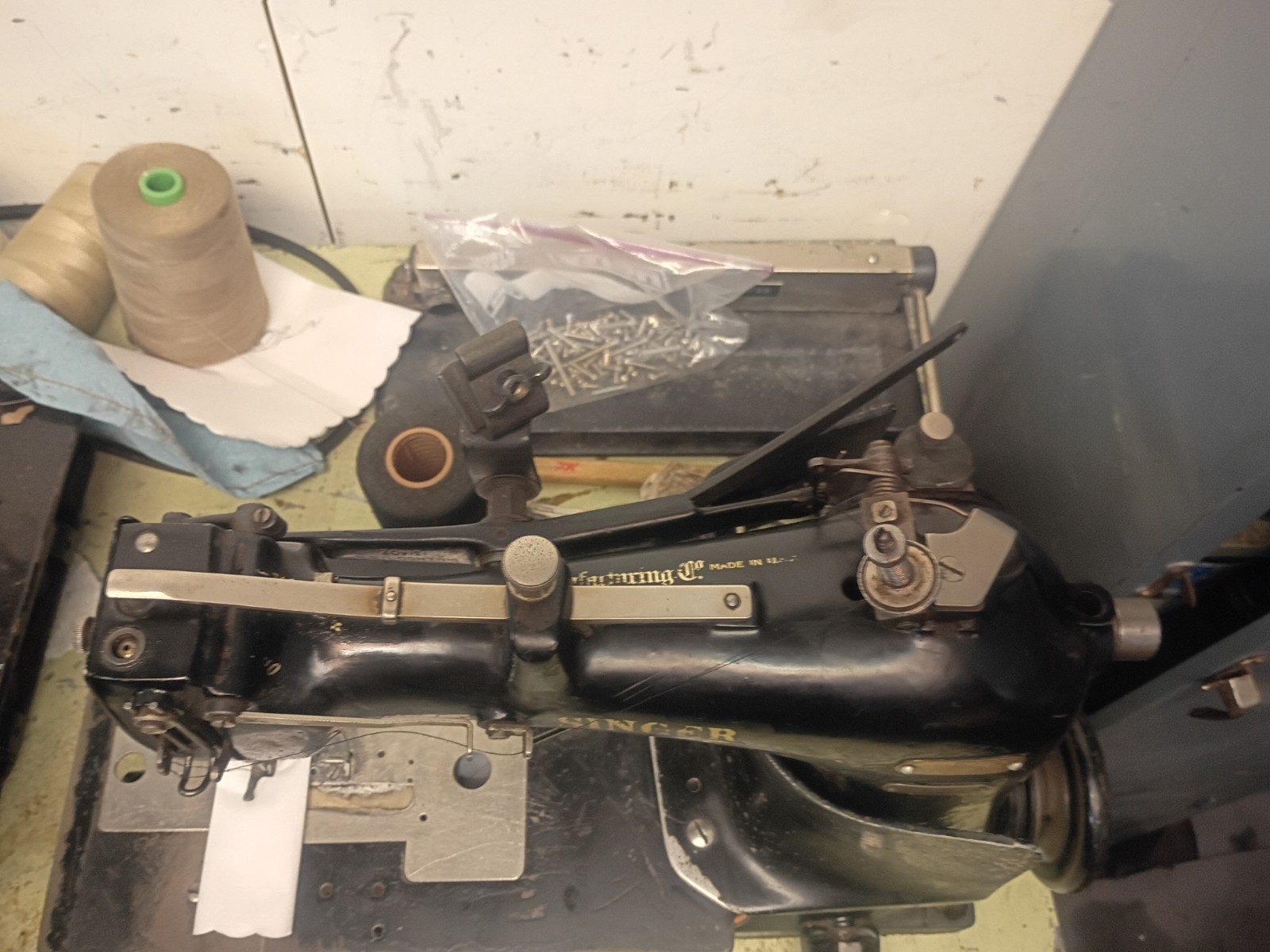Singer 147-85 Industrial Sewing Machine Single Needle.