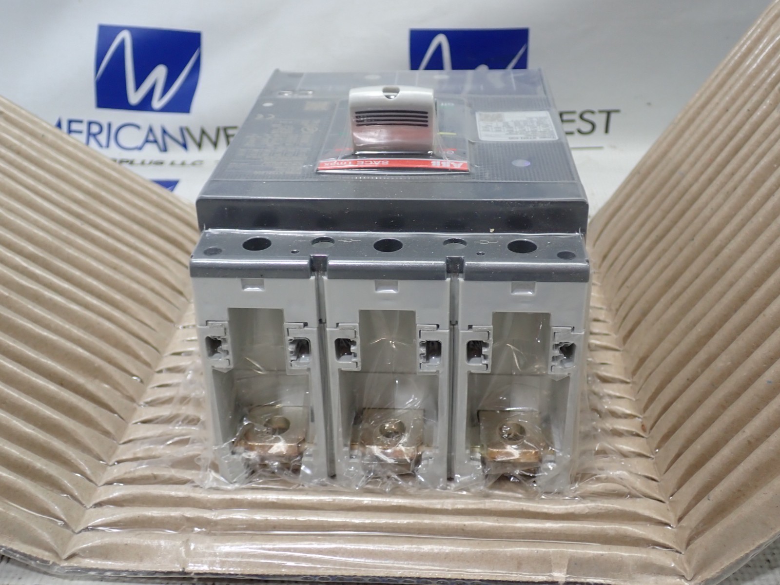 NEW ABB XT5NU340ABFF000XXX SACE TMAX XT5 N 400 3P 600V Circuit Breaker 35kA@480