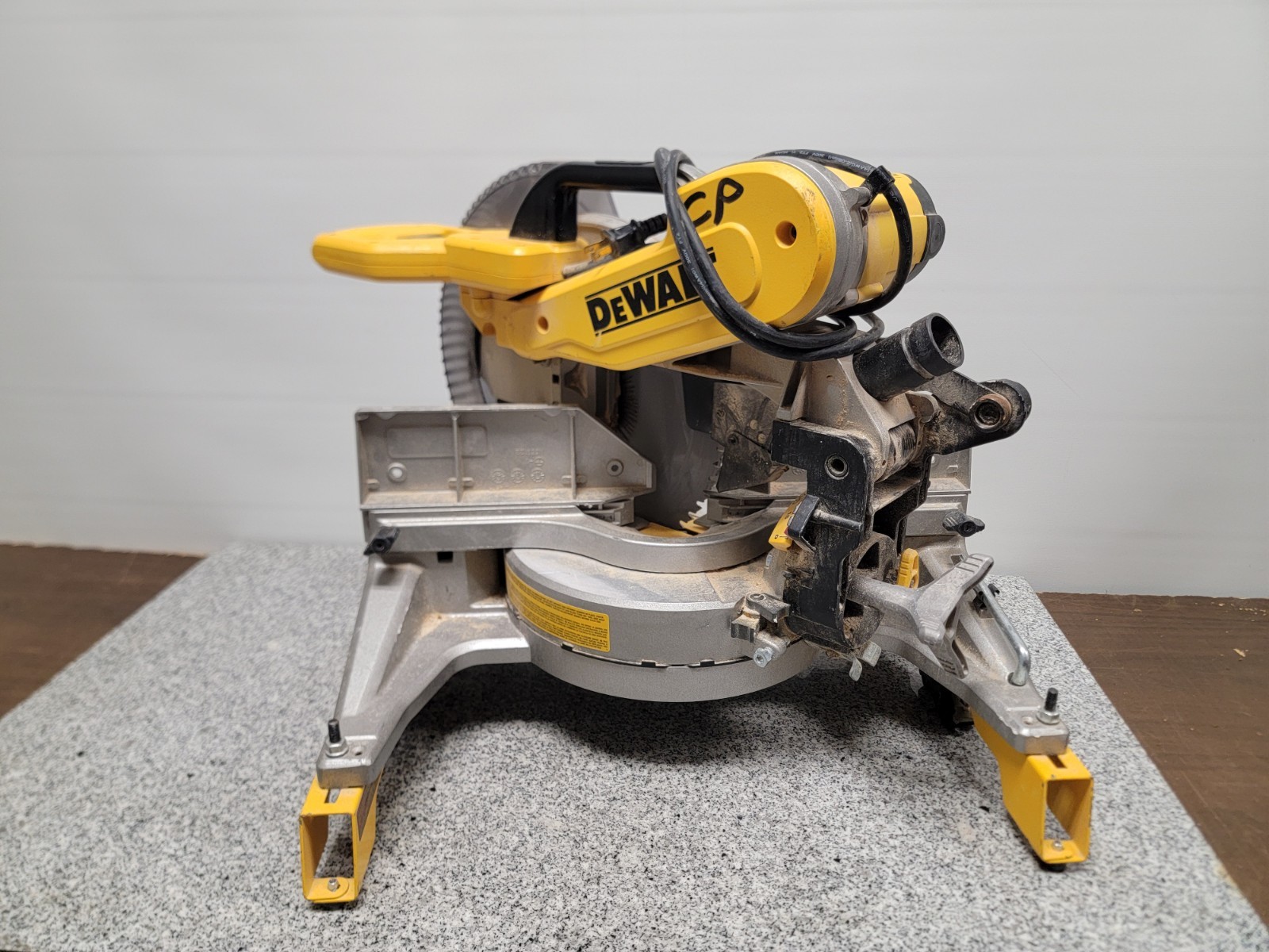 DEWALT DWS716R 15A 2-Bevel 12″ Corded Compound Miter Saw LOCAL PICKUP ONLY