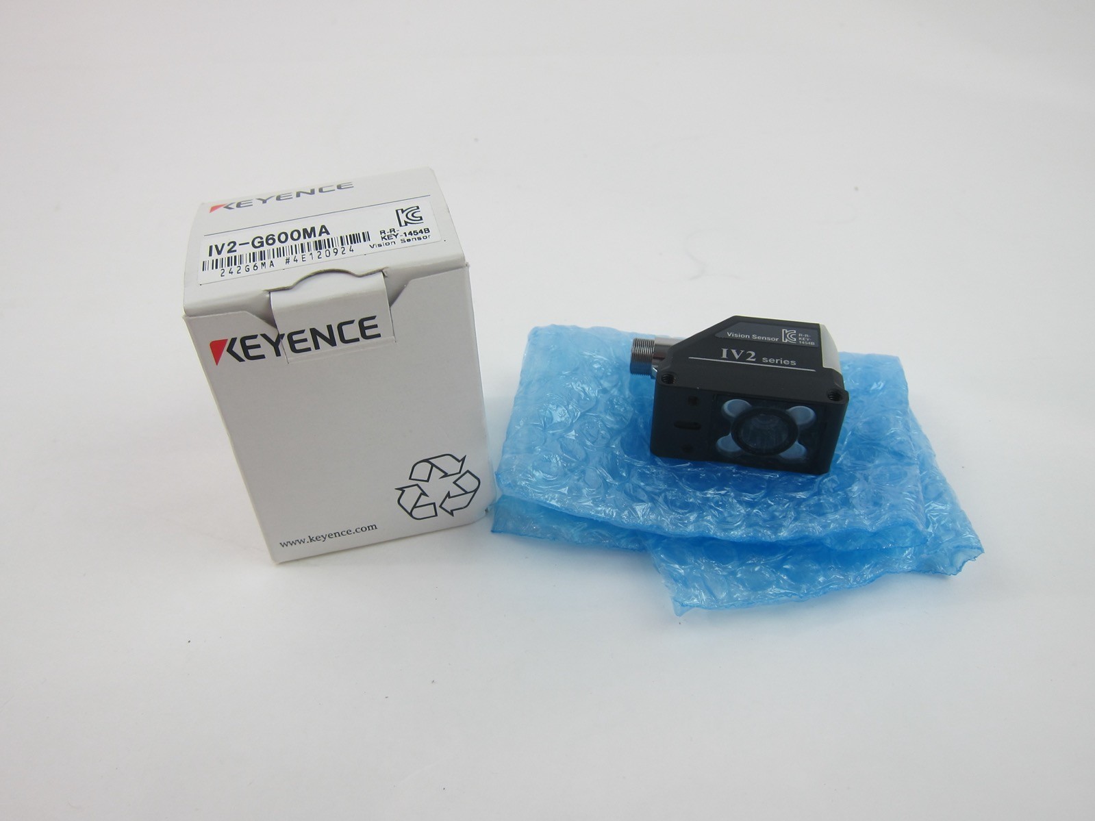NEW Keyence IV2-G600MA Sensor V2G600MA