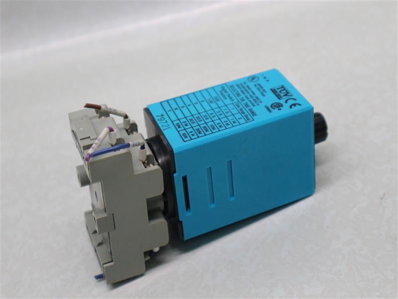 Idec RTE RTE-P11 RTEP11 Electronic Timer 24VAC/DC 120/240VAC 10A(Res.) w/ Socket