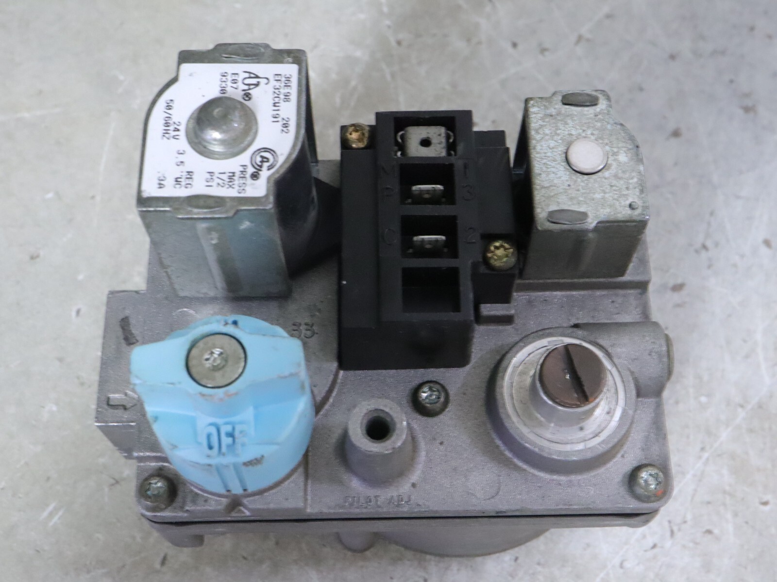 White Rodgers 36E98 202 HVAC Furnace Gas Valve Carrier EF32CW191